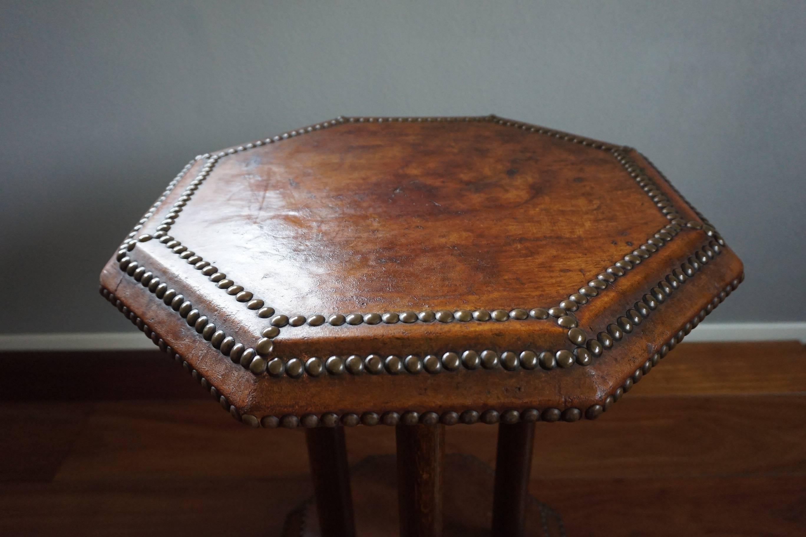 Timeless Art Deco Tiger Oak & Leather Coffee or Occasional Table, England, 1920 In Good Condition In Lisse, NL