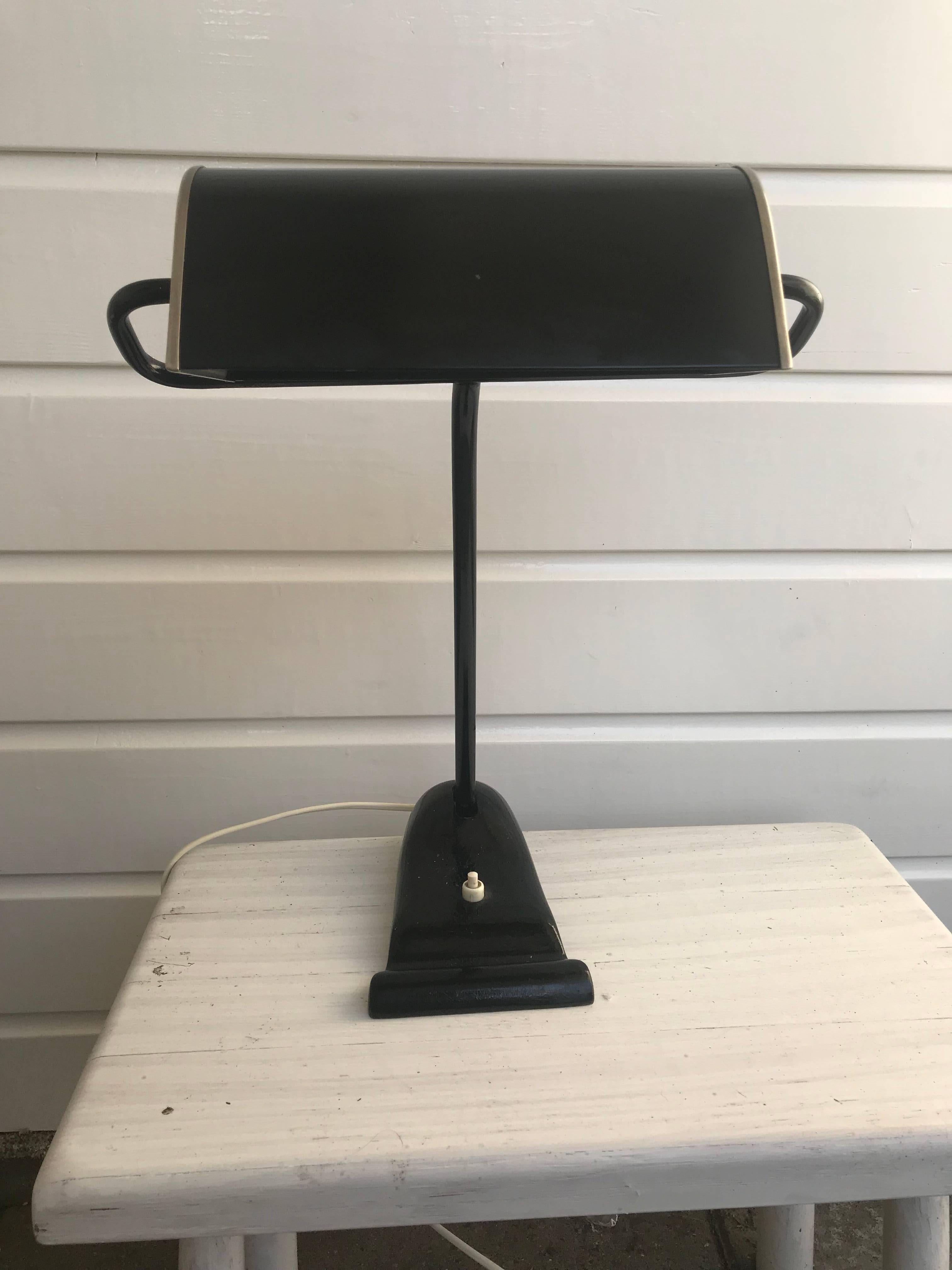 Lampe de bureau ou lampe de banquier en métal noir d'époque industrielle Bauhaus Art Deco par Erpees en vente 4