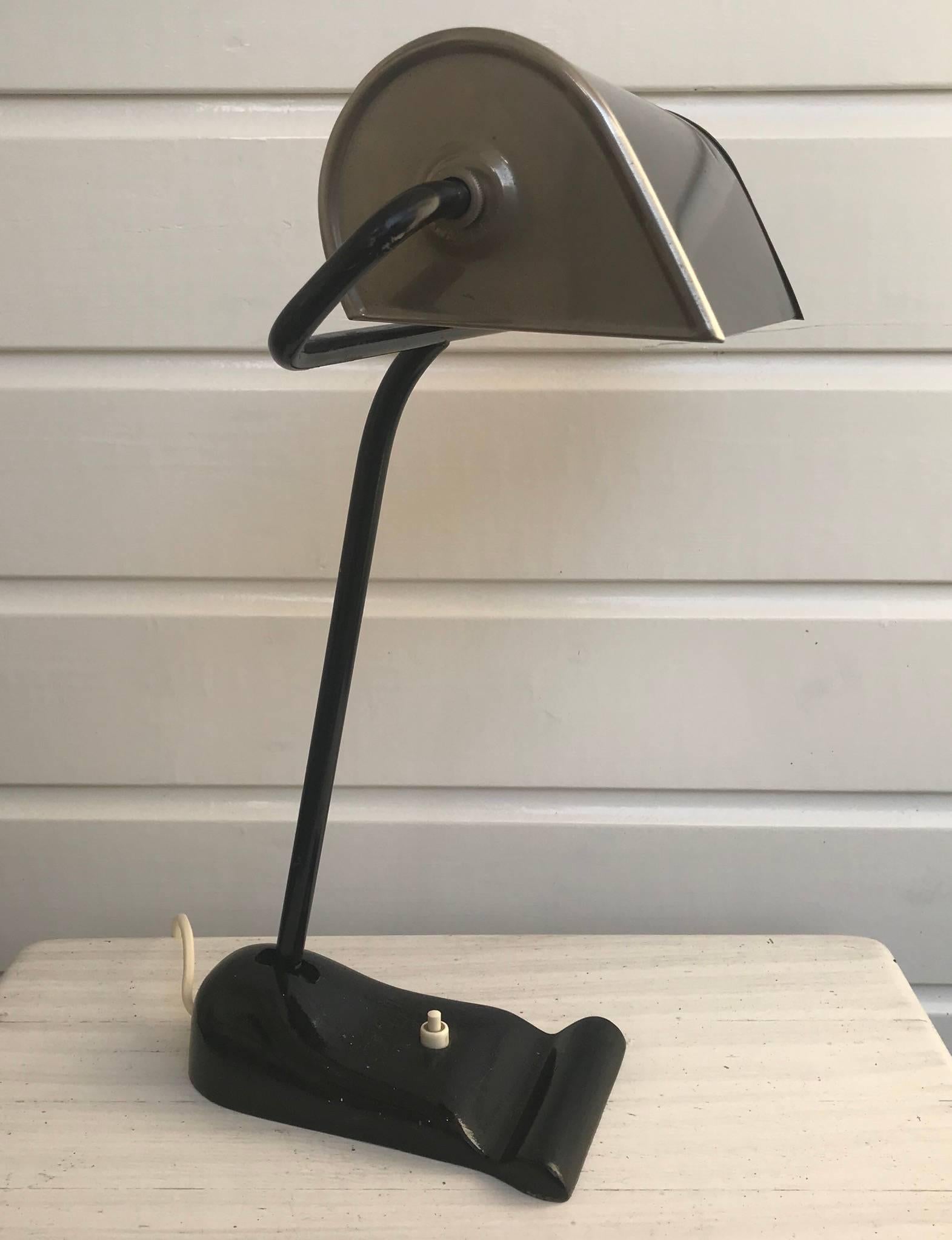 Merveilleuse et élégante lampe de table Erpees de 1920-1930.

Si vous avez un bureau Art déco ou midcentury et que vous cherchez une lampe pour le rendre encore plus élégant et authentique, alors cette merveilleuse et pratique lampe de bureau