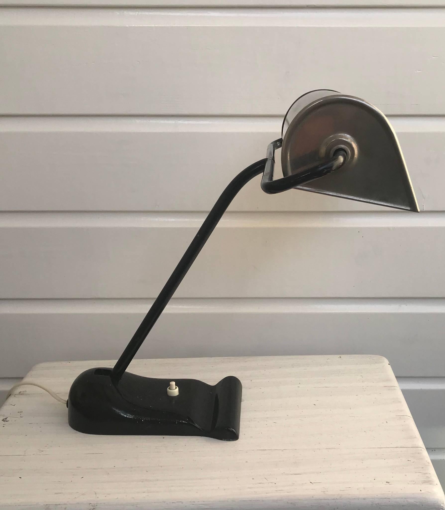 Allemand Lampe de bureau ou lampe de banquier en métal noir d'époque industrielle Bauhaus Art Deco par Erpees en vente