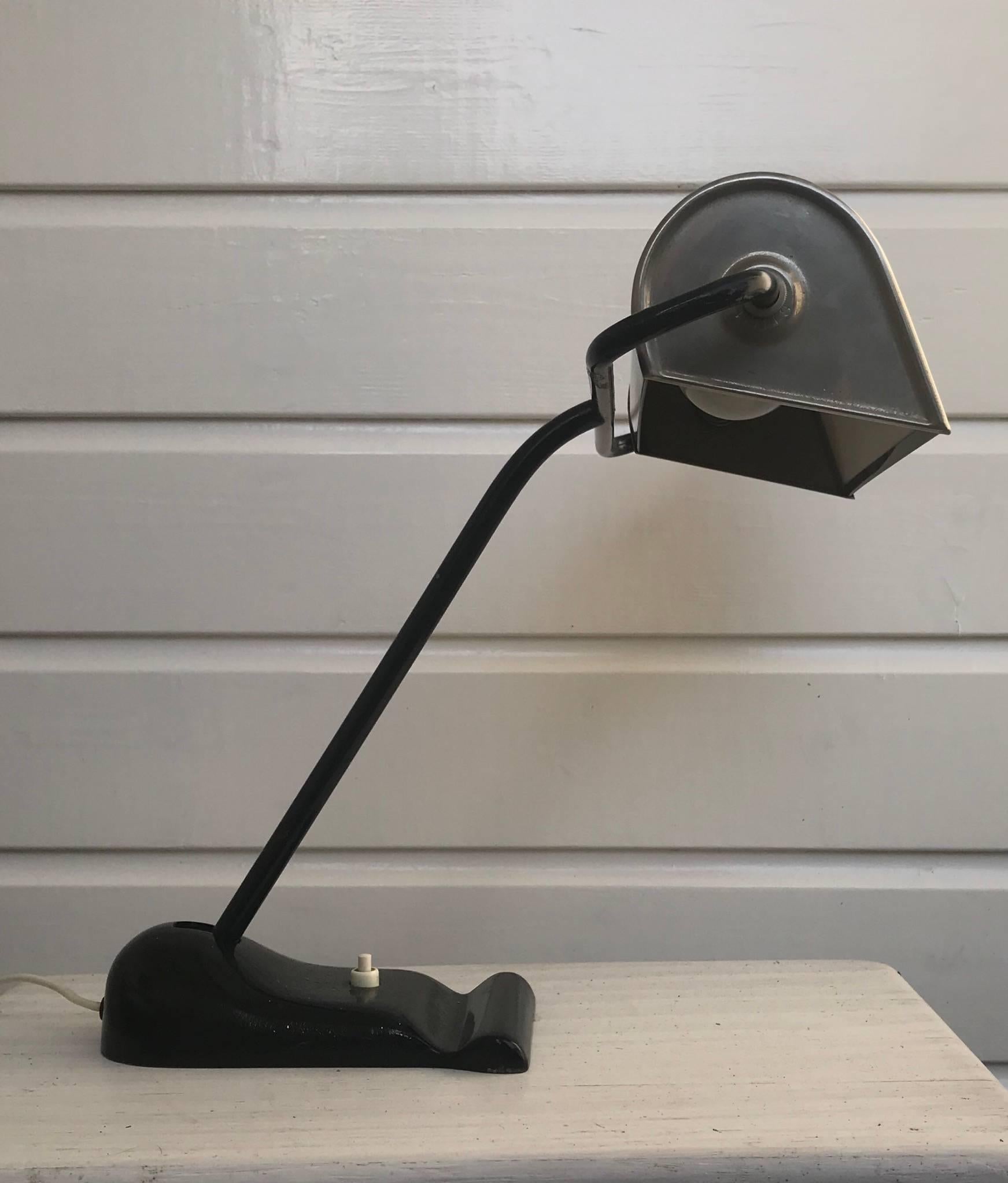 Industrielle Bauhaus Art Deco Periode Schwarze Metall Schreibtisch oder Banker's Lampe von Erpees (Deutsch) im Angebot