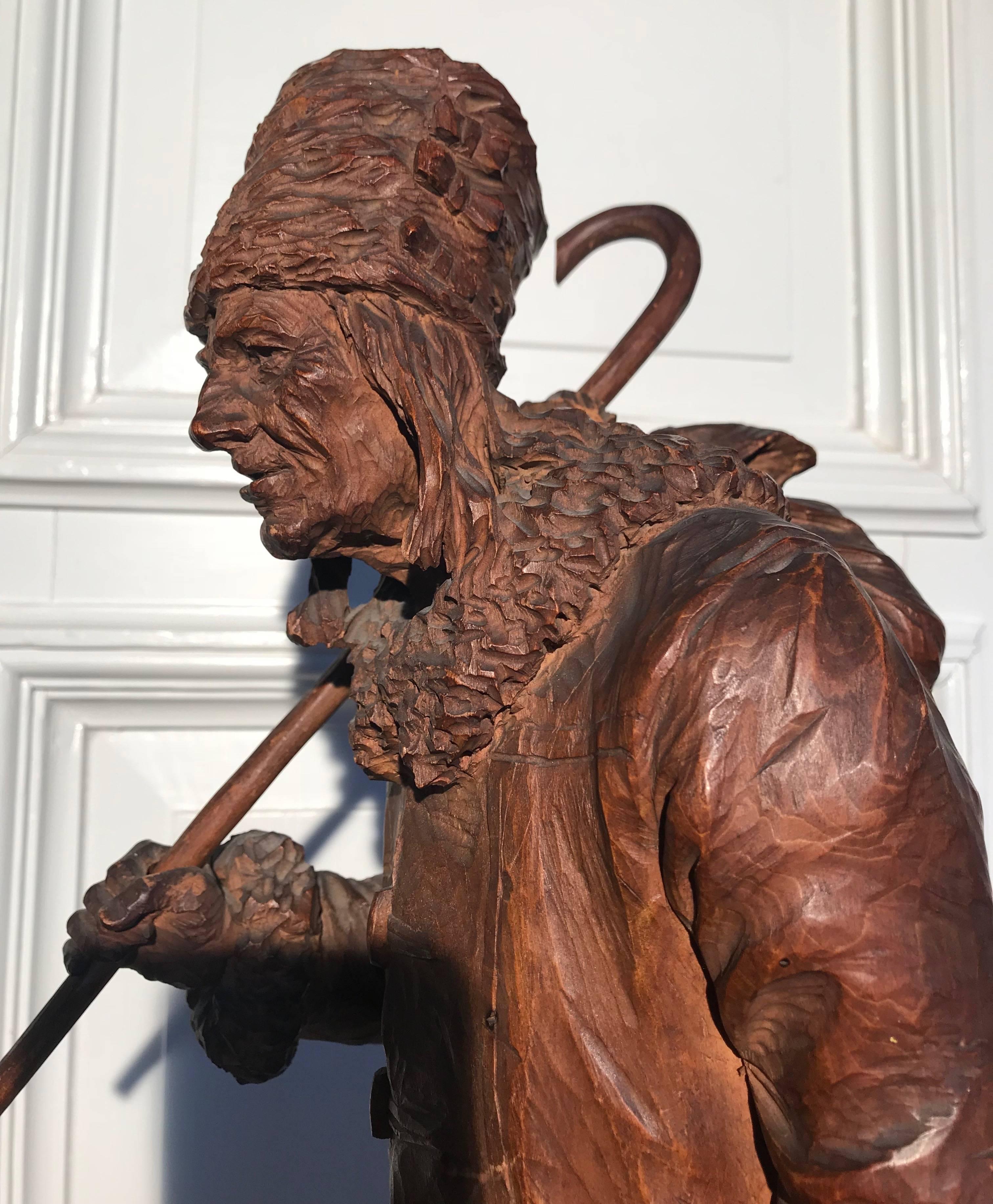 Antike & erstaunliche handgeschnitzte Holzskulptur eines Pilgerreisenden in erstaunlicher Qualität im Zustand „Gut“ im Angebot in Lisse, NL