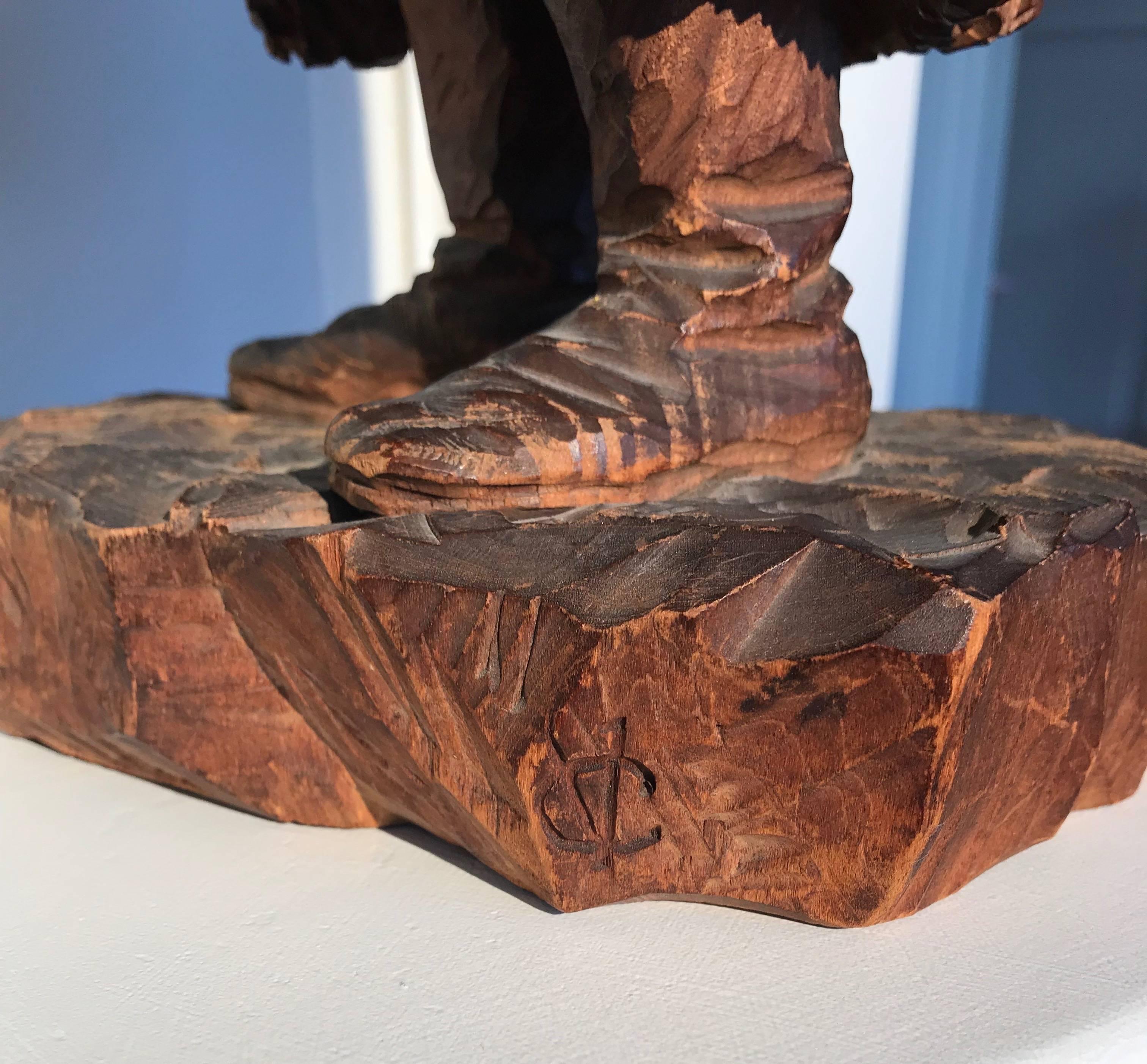 Antike & erstaunliche handgeschnitzte Holzskulptur eines Pilgerreisenden in erstaunlicher Qualität im Angebot 1