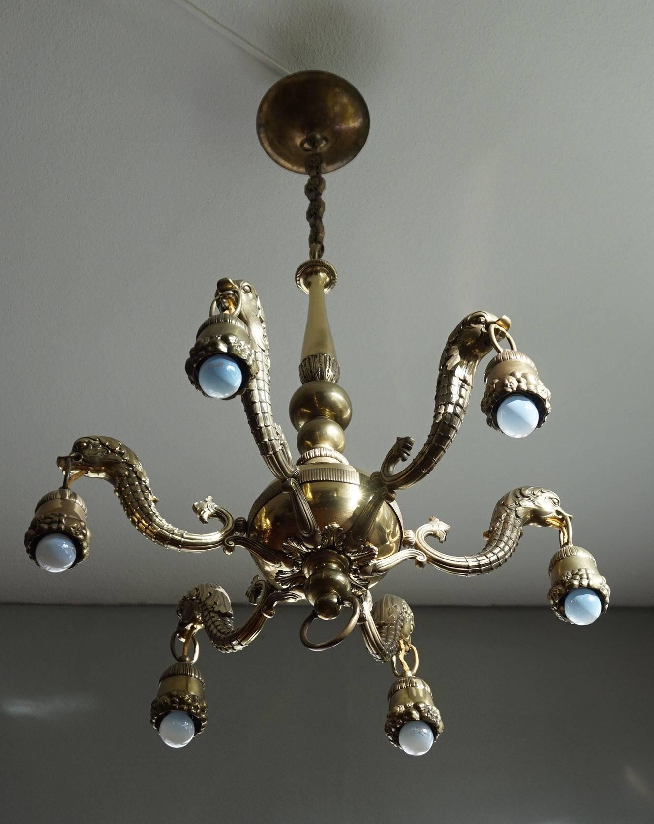 20ième siècle Superbe lustre/pendentif en bronze et laiton représentant un cheval de mer mythologique et stylisé en vente