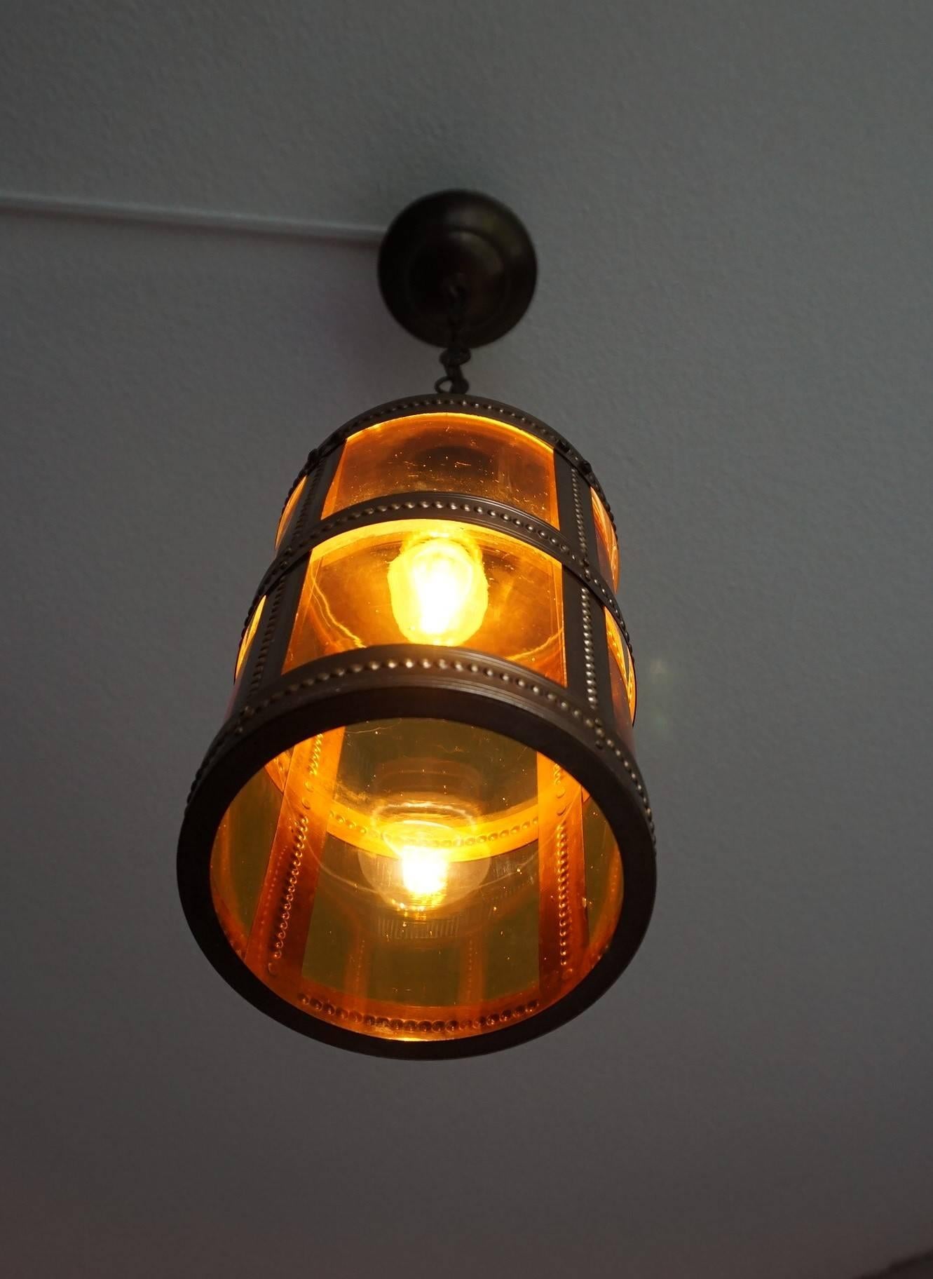 20ième siècle Lampe à suspension Arts and Crafts en laiton et verre ambré de style Jan Eisenloeffel en vente