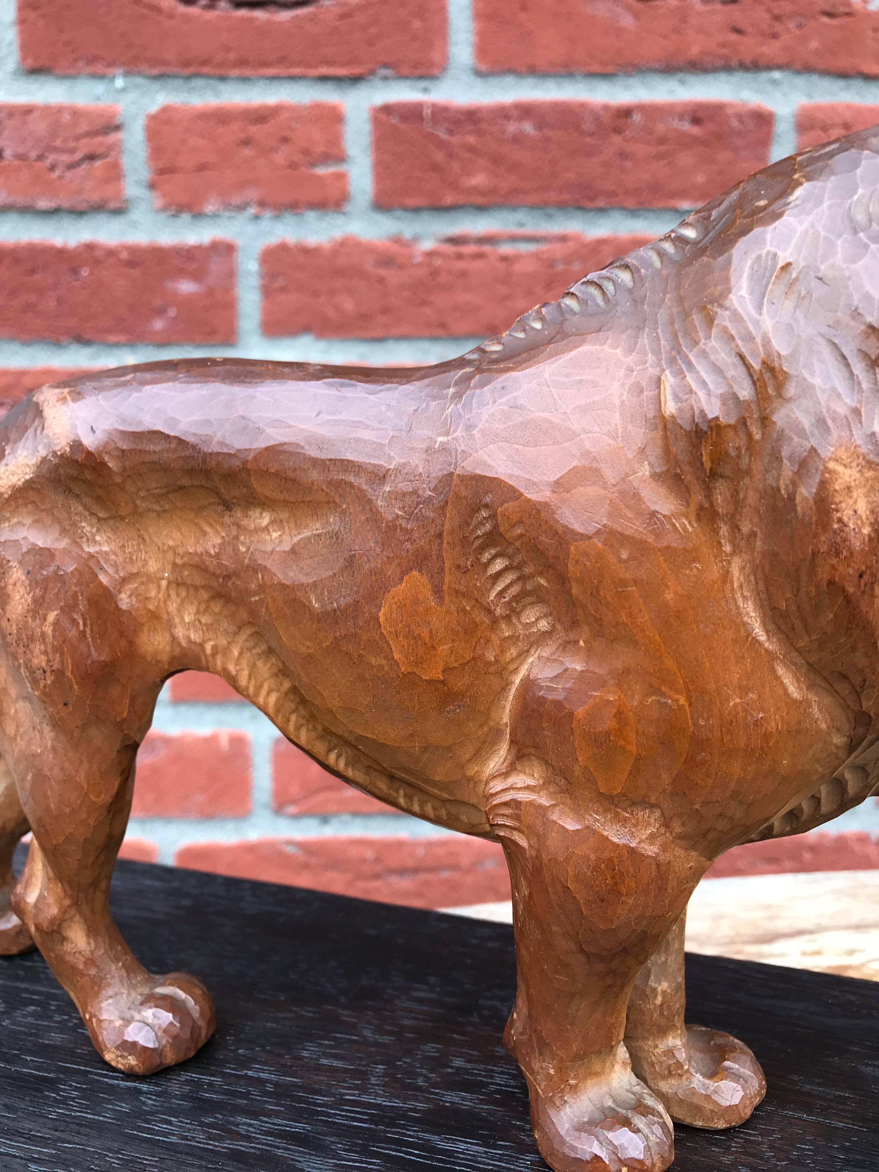 Scultura di leone scolpita a mano all'inizio del XX secolo su base, Re della giungla in vendita 8
