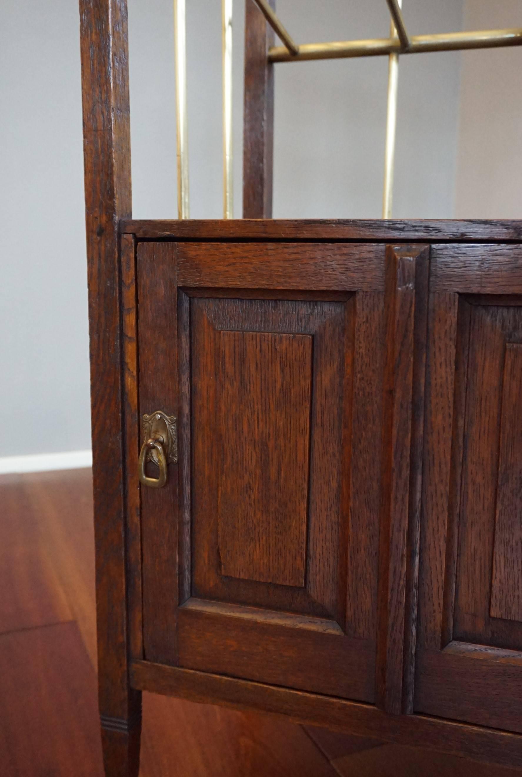 Arts & Crafts Oak and Polished Brass Magazine Stand with Cabinet from circa 1900 In Good Condition For Sale In Lisse, NL