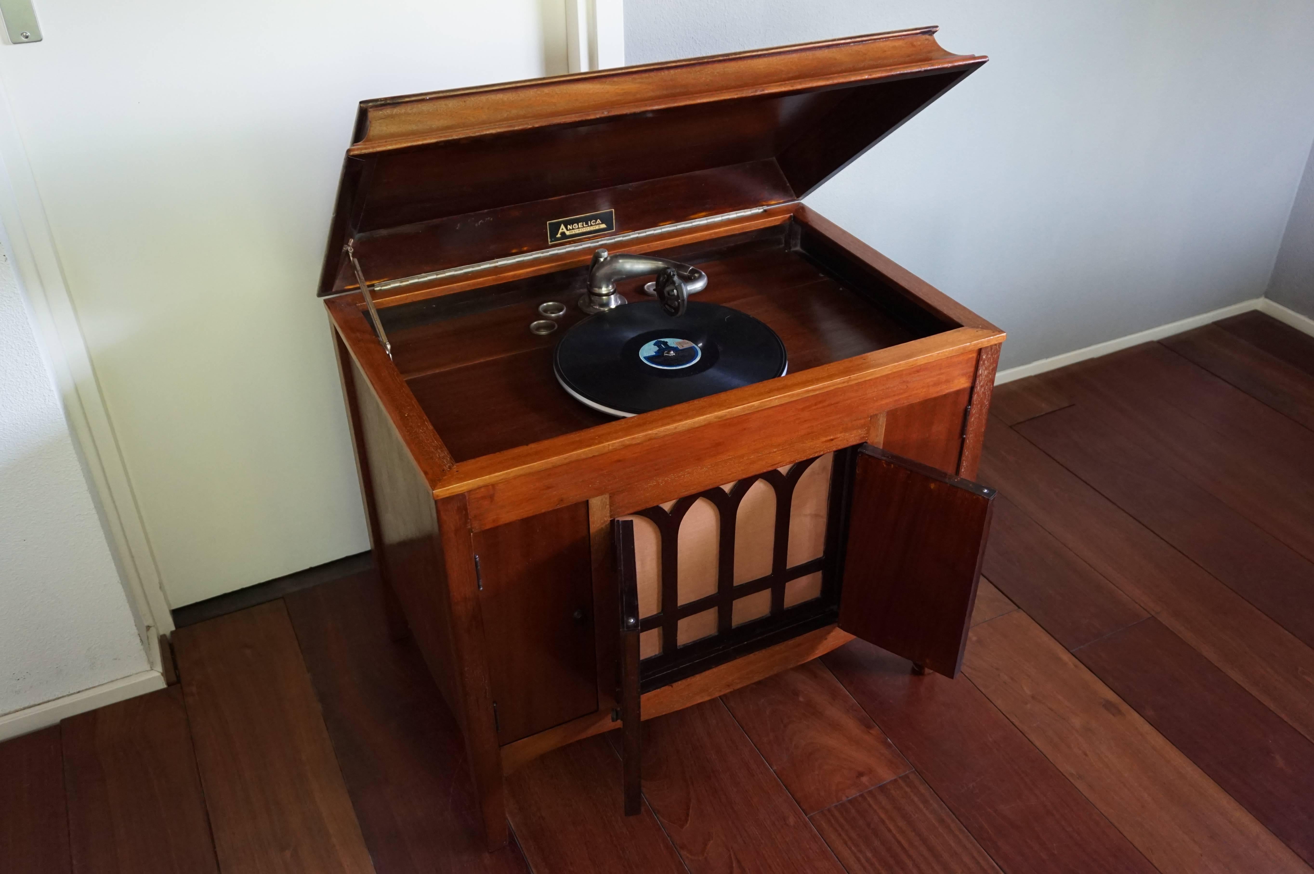 Wow factor antique Art Deco gramophone.

This geometric design, mahogany gramophone from the 1920's is in excellent condition and it still works perfectly. You will seldomly come accross a gramophone with such a, pleasing to the eye shape and color.