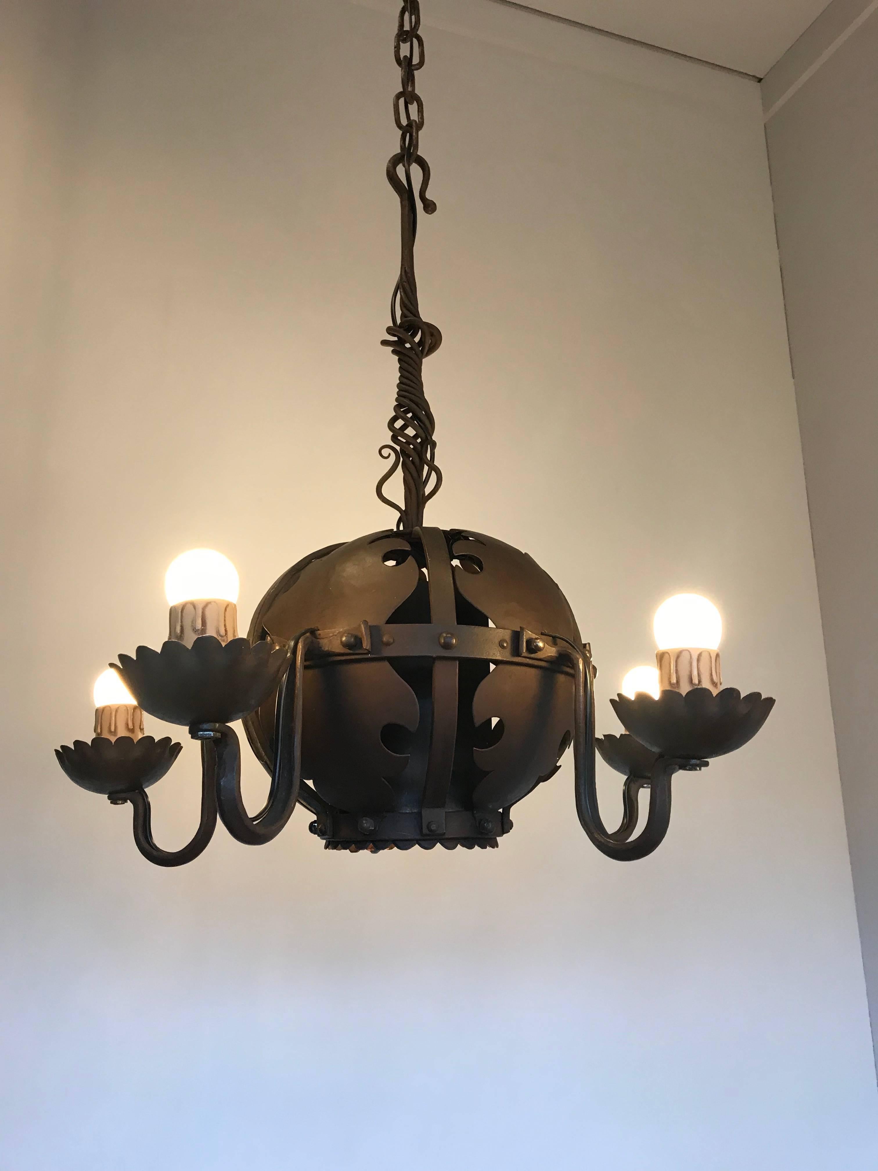 Européen Lights uniques et forgés à la main en fer forgé Arts & Crafts, circa 1910 en vente