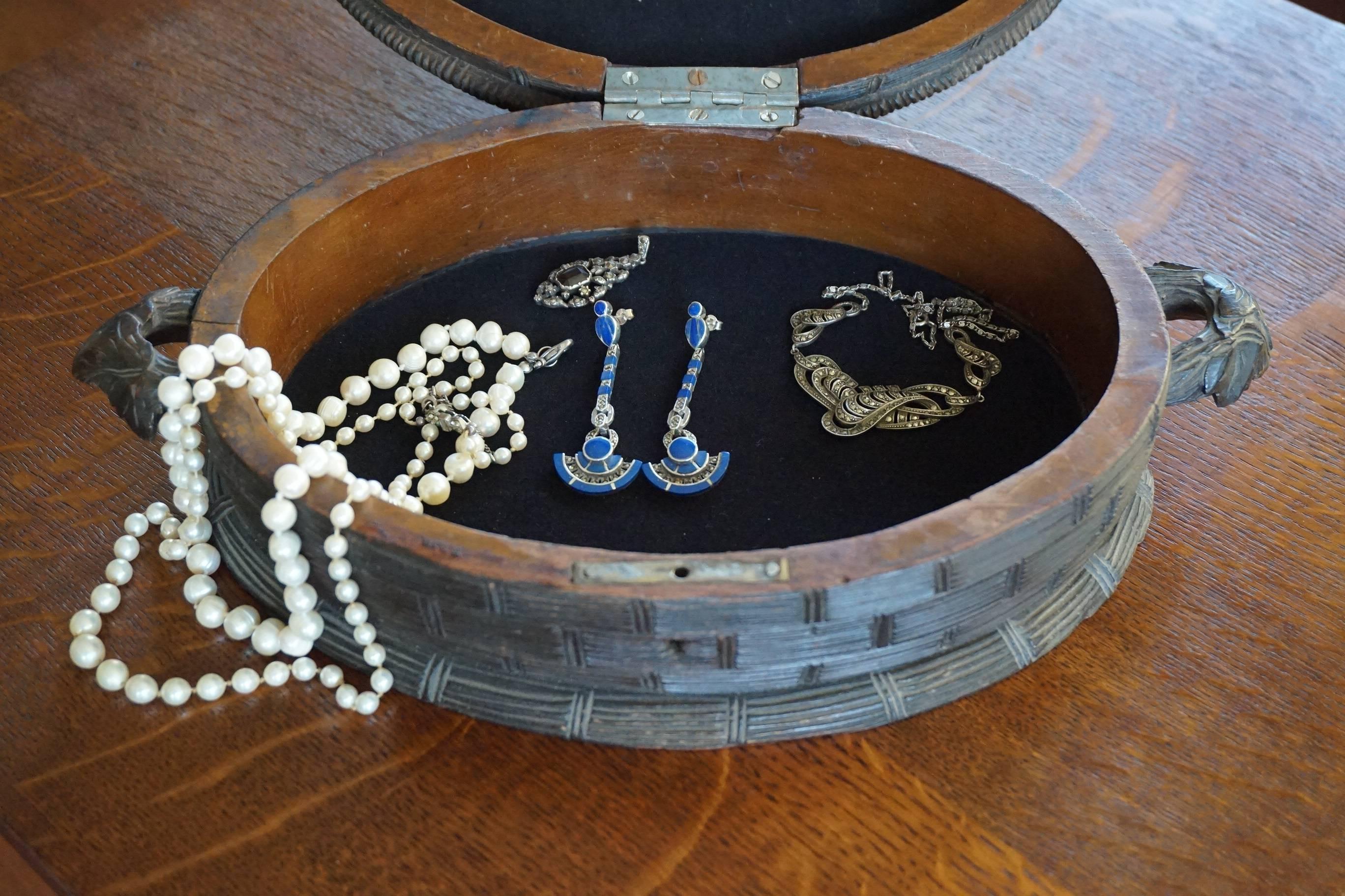 Rare & Hand-Carved Ratan Basket Design Black Forest Jewelry Box with Lock & Key In Good Condition For Sale In Lisse, NL