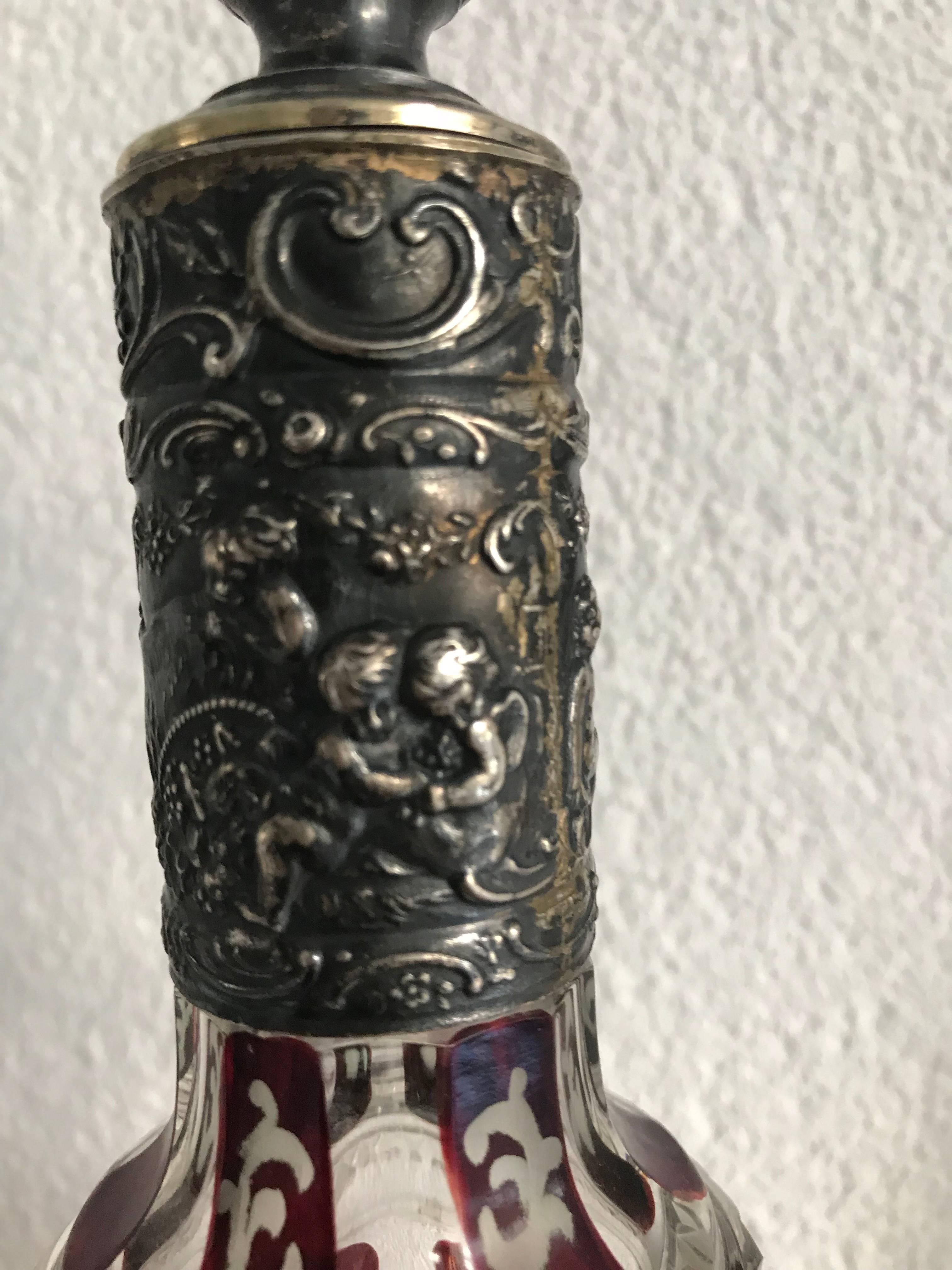 Carafe en cristal coloré et verre taillé faite à la main avec bouchon en argent 800 Bon état - En vente à Lisse, NL