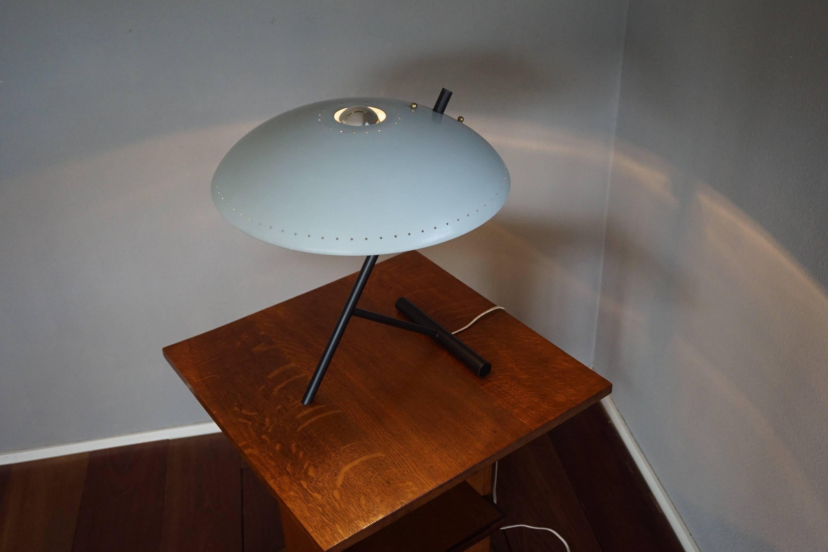 Mid-Century Modern Lampe de table ou de bureau Louis Kalff de style moderne du milieu du siècle dernier, avec base noire et abat-jour gris en vente