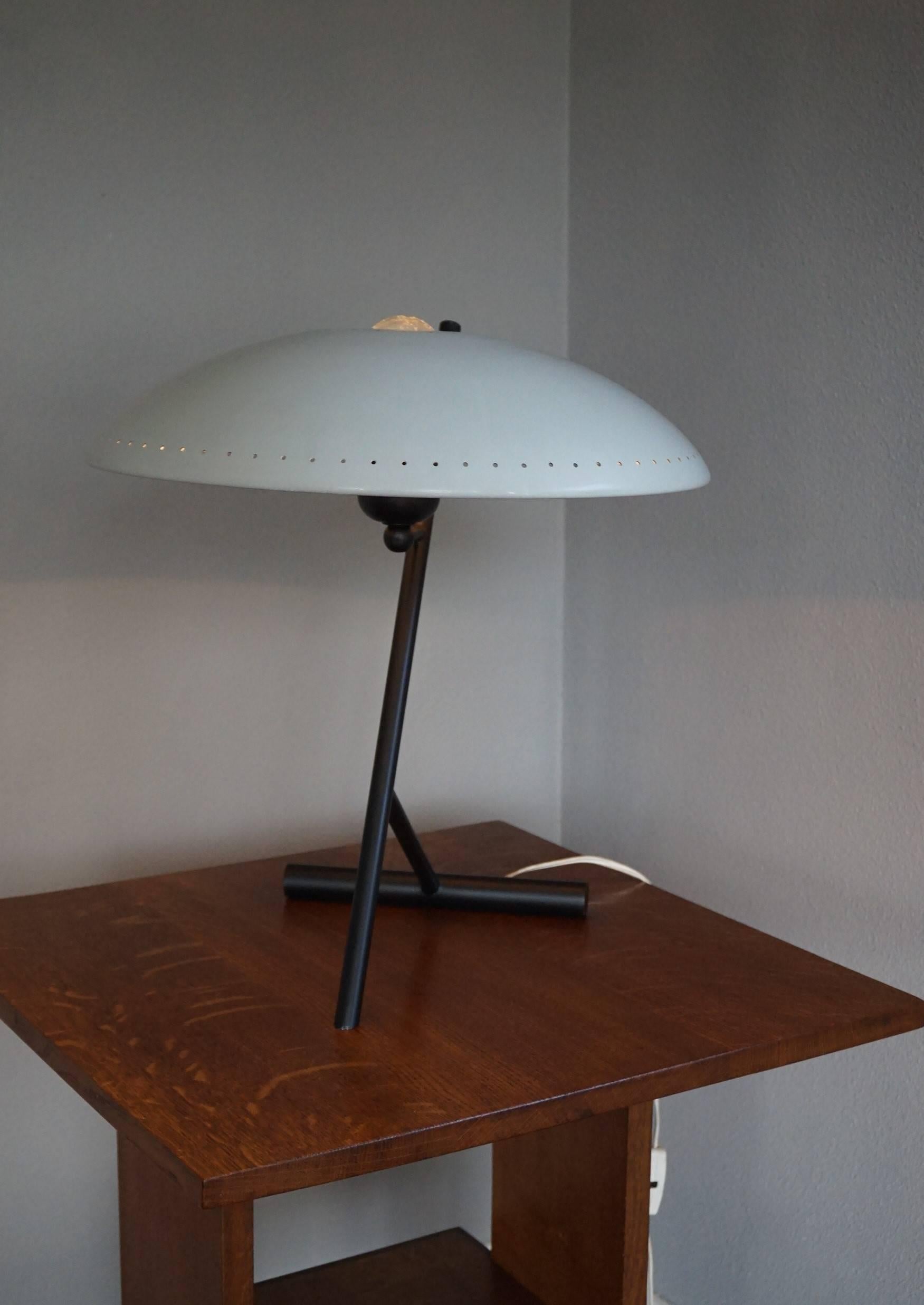 20ième siècle Lampe de table ou de bureau Louis Kalff de style moderne du milieu du siècle dernier, avec base noire et abat-jour gris en vente