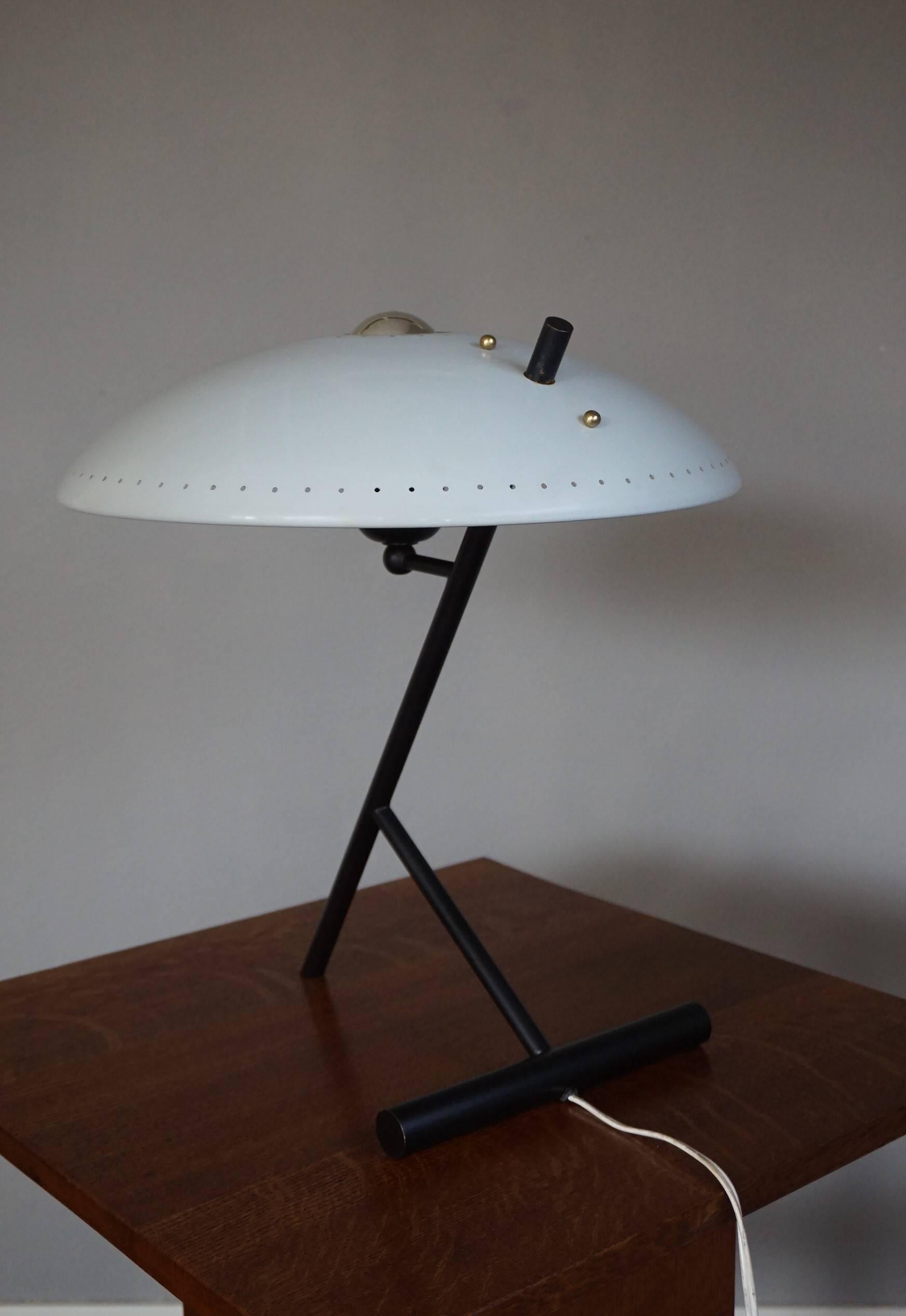 Lampe de table ou de bureau Louis Kalff de style moderne du milieu du siècle dernier, avec base noire et abat-jour gris en vente 1