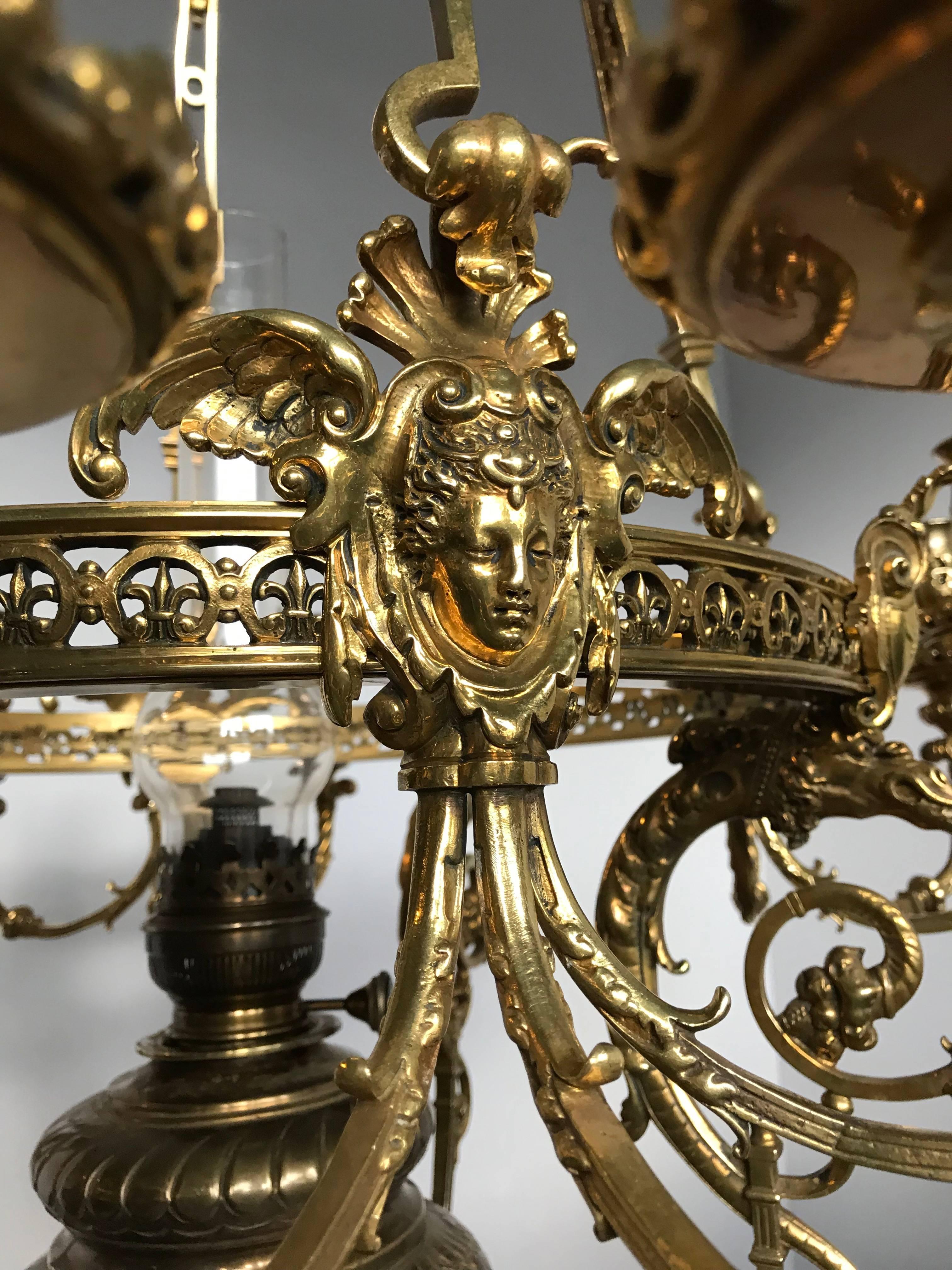 Monumentaler großer neoklassizistischer, skulpturaler Öllampen-Kronleuchter aus vergoldeter Bronze  (Vergoldet) im Angebot