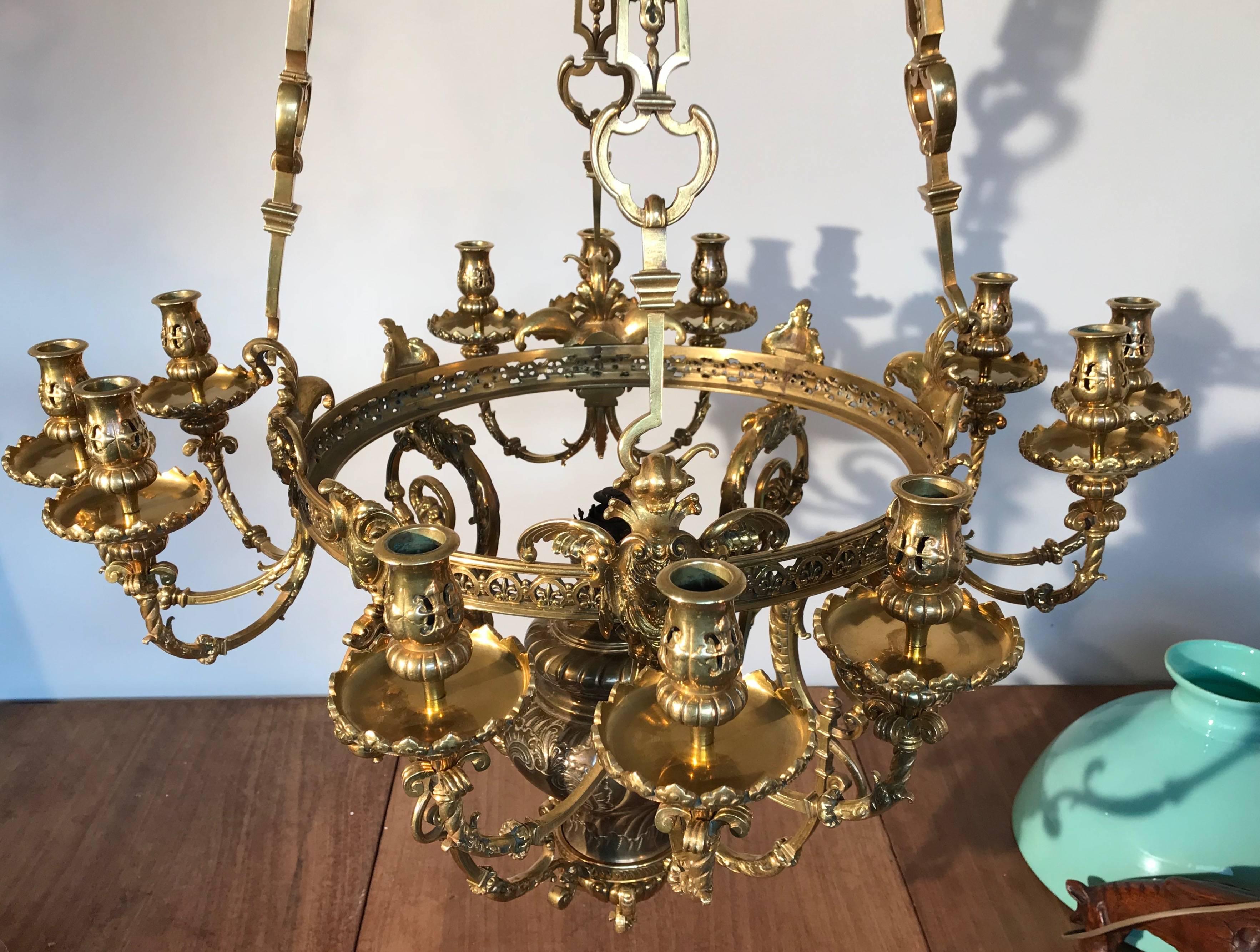 Monumentaler großer neoklassizistischer, skulpturaler Öllampen-Kronleuchter aus vergoldeter Bronze  im Angebot 1
