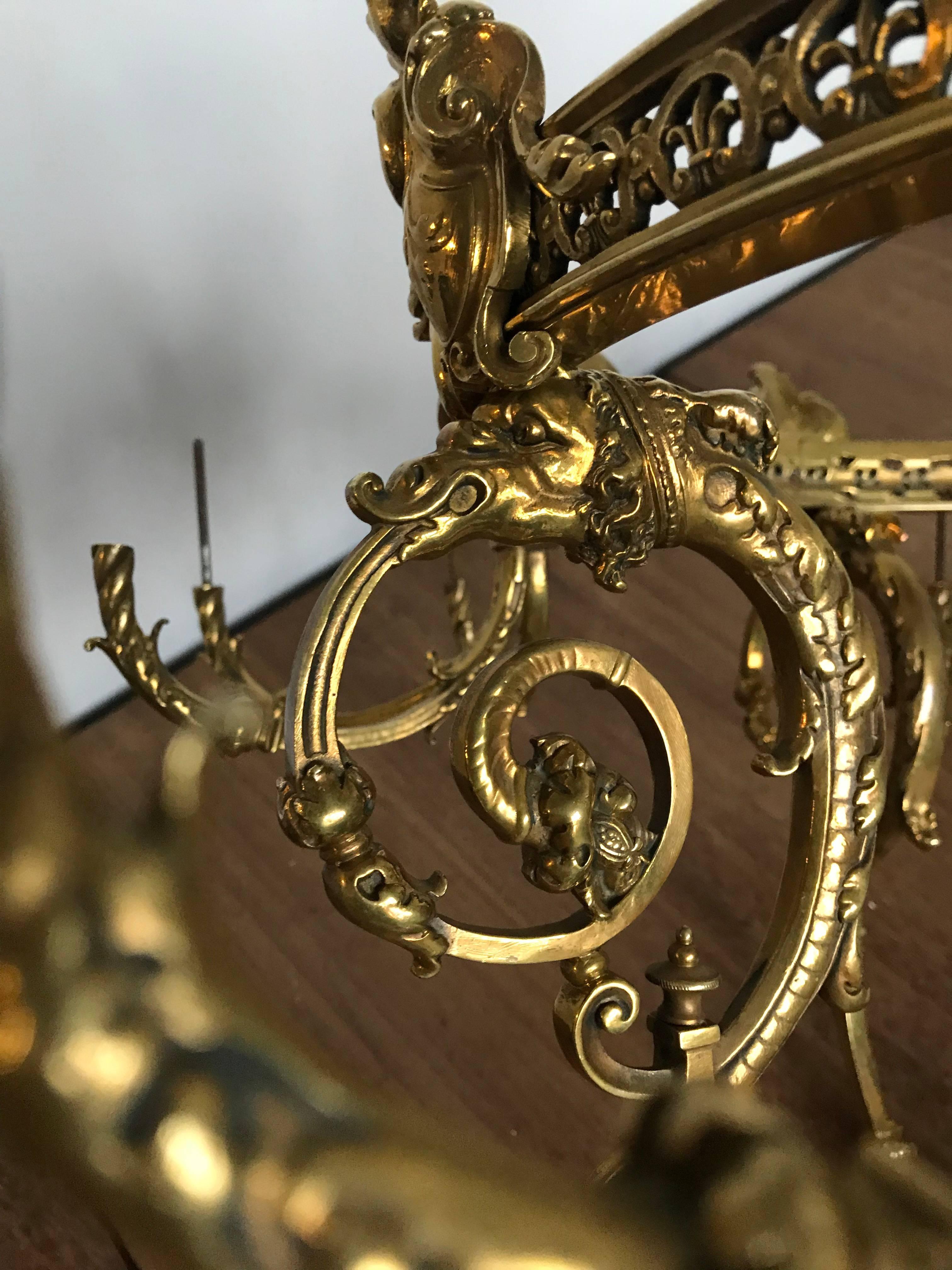 Monumentaler großer neoklassizistischer, skulpturaler Öllampen-Kronleuchter aus vergoldeter Bronze  im Angebot 4