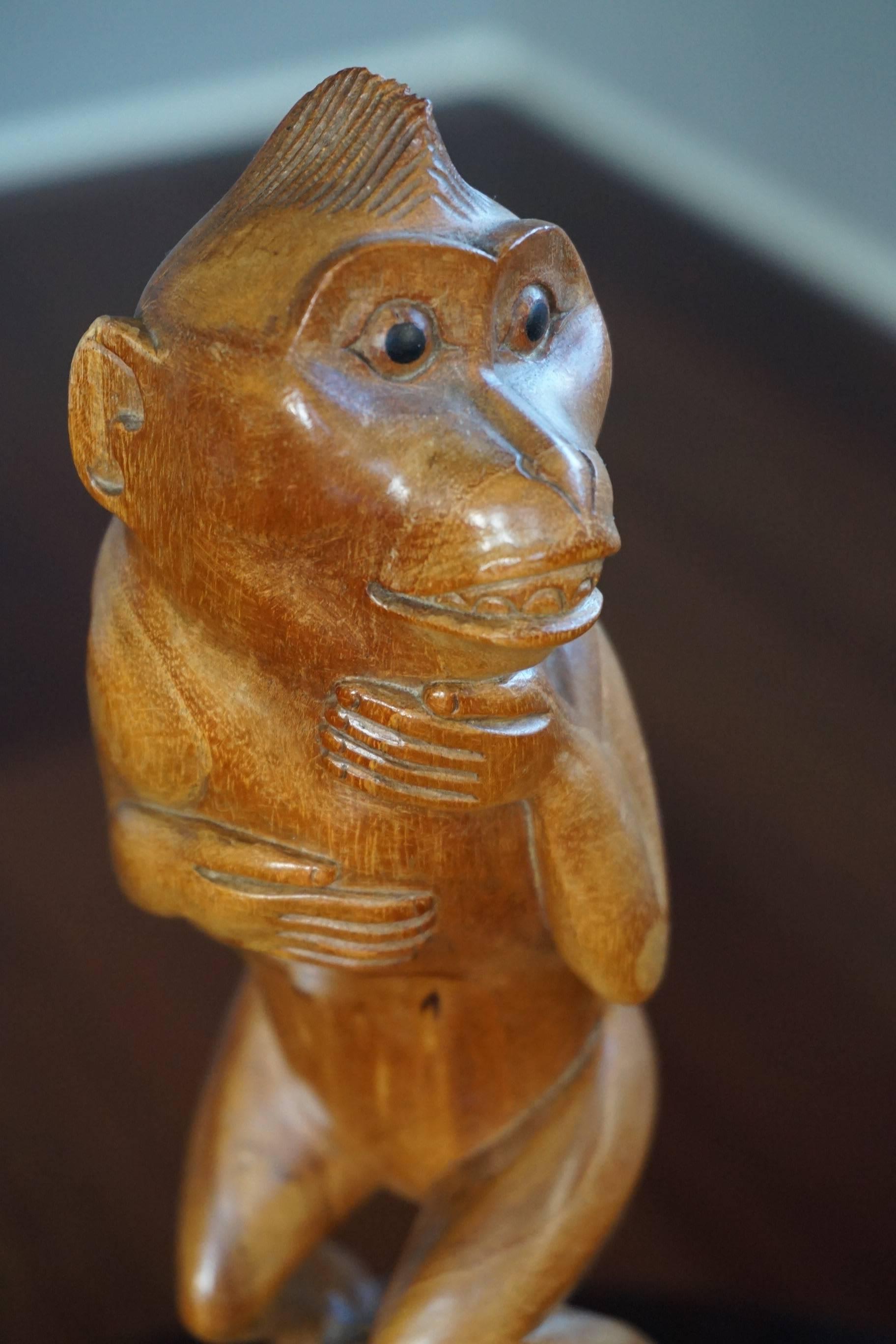 Hand-Carved Wooden Midcentury Two Monkey Sculpture Out of Tropical Tree Trunk In Excellent Condition For Sale In Lisse, NL