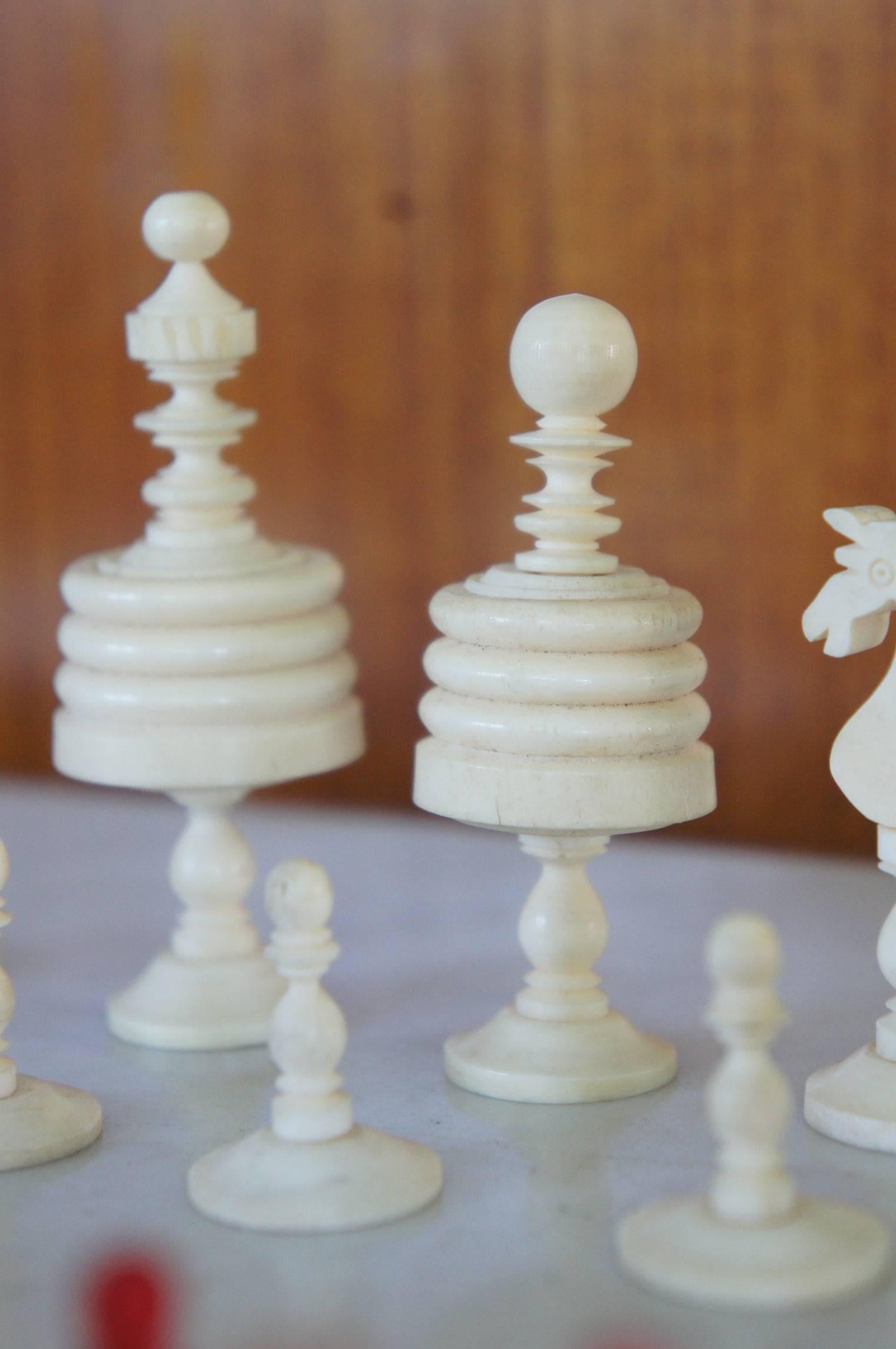 Fait main Antiquités de la fin du 19e siècle, pièces d'échecs de petite taille en os sculpté à la main pour voyageurs en vente