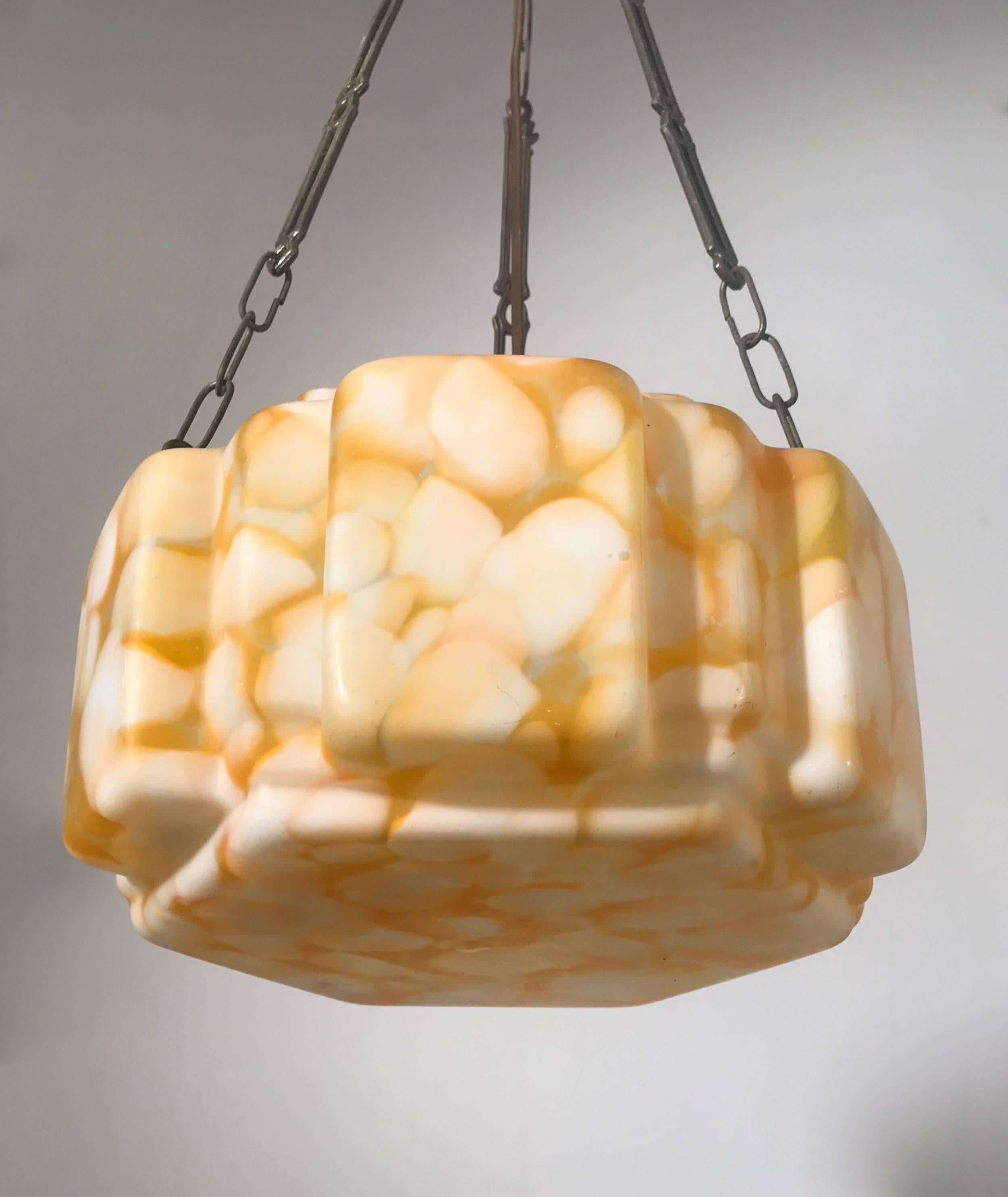 Bellissimo ciondolo artistico in vetro Art Deco inglese. 

Questo pendente in vetro Art Deco dei primi del Novecento è bellissimo sia per il colore che per il design. La combinazione tra il design geometrico del vetro e il decoro circolare a scaglie