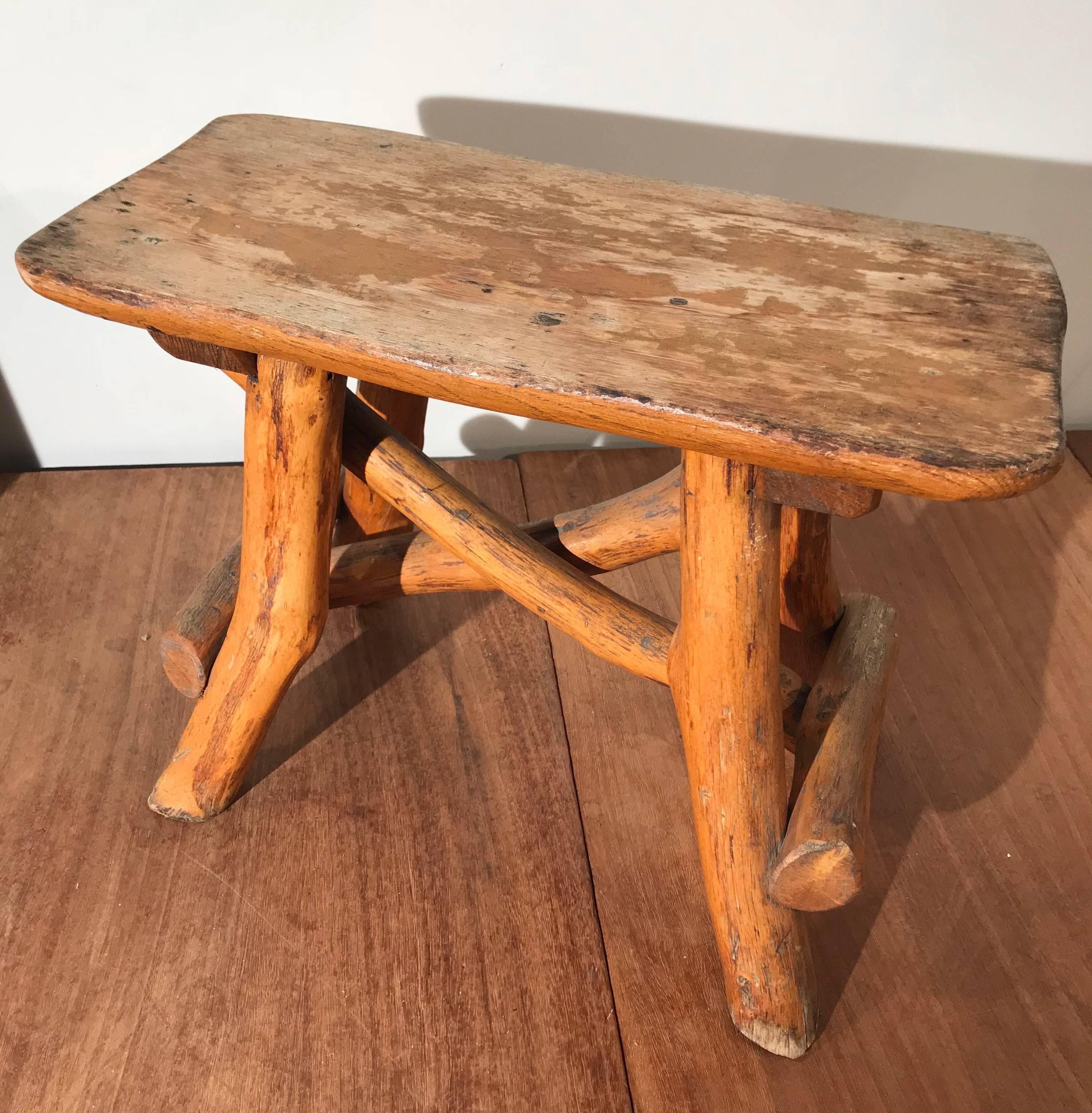 Hochwertig gefertigter und schwerer kleiner Hocker aus Eichenholzzweigen.

Dieser rustikale und absolut originelle Hocker oder Tisch ist aus natürlichen Ästen gefertigt und stammt aus den frühen 1900er Jahren. Das Aussehen und die Haptik dieses