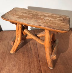 Tabouret ancien en chêne rustique et organique fabriqué à la main pour l'intérieur ou l'extérieur