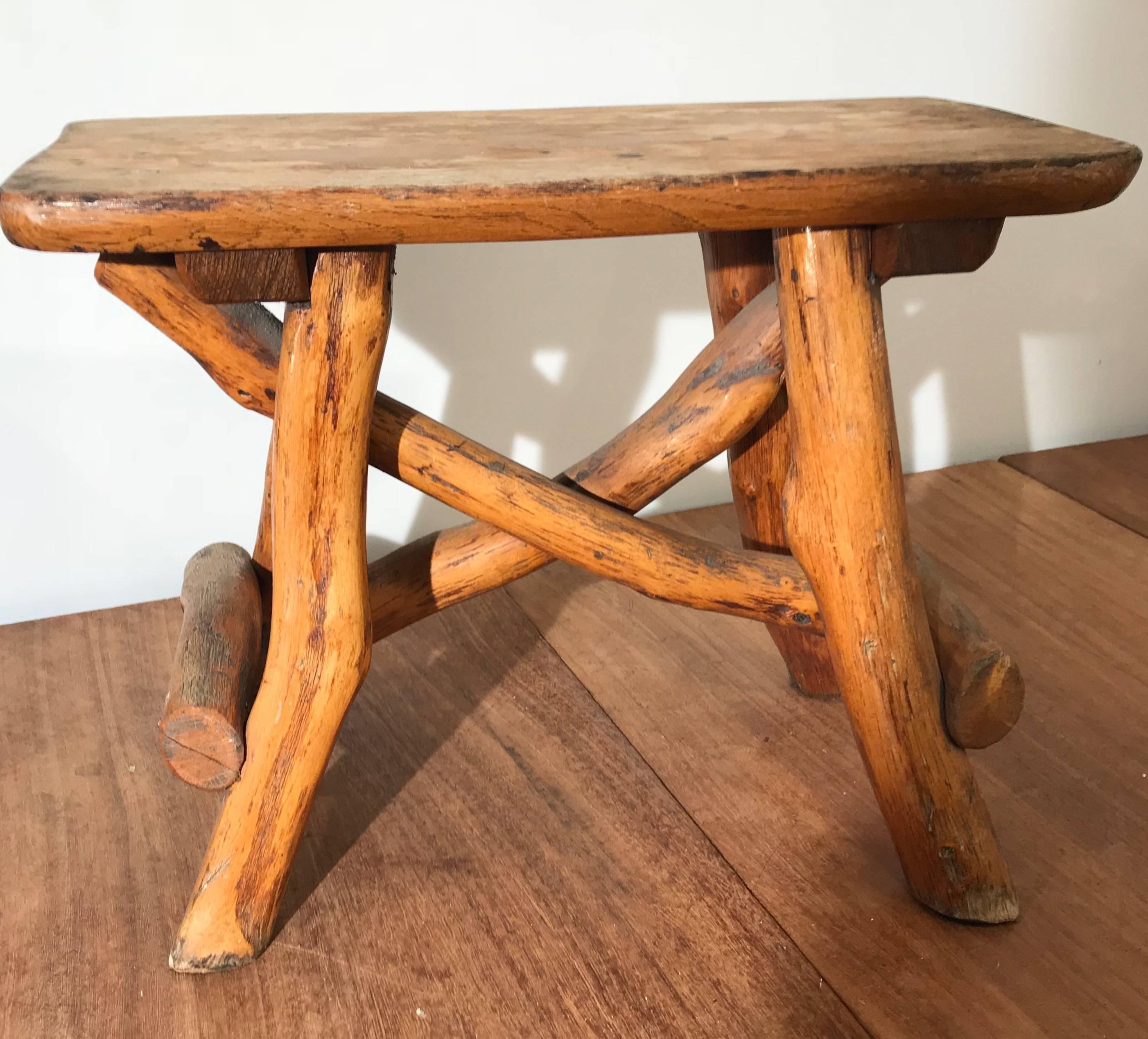 Rustico Antico sgabello rustico e organico in legno di Oak realizzato a mano per interni o esterni in vendita