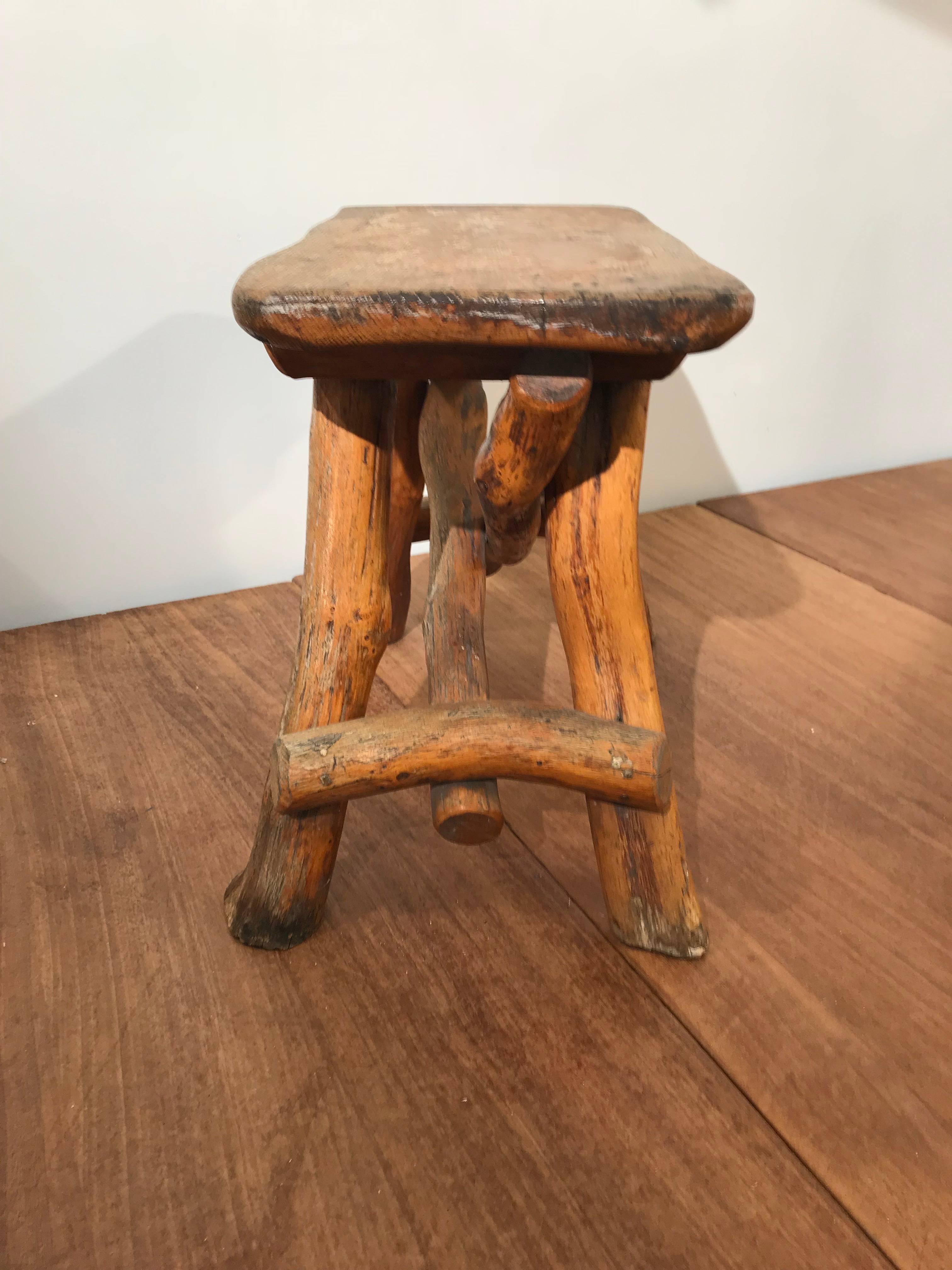 Antico sgabello rustico e organico in legno di Oak realizzato a mano per interni o esterni In condizioni buone in vendita a Lisse, NL