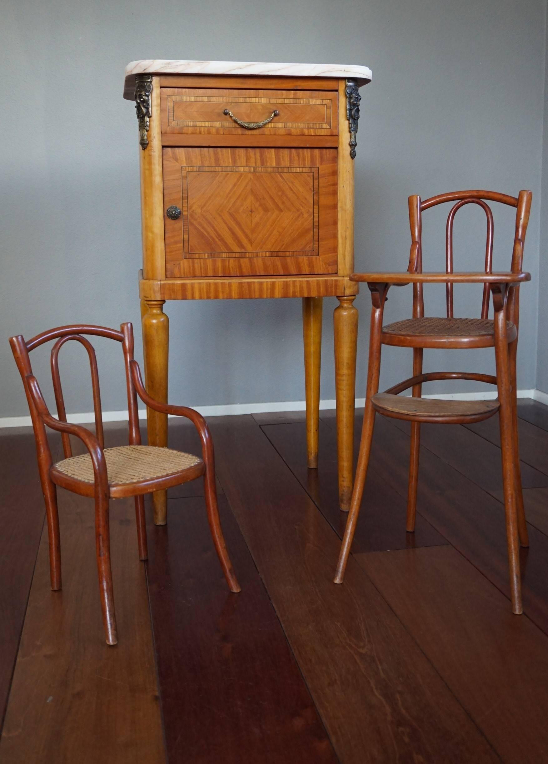 Chaises de poupée Thonet rares et en excellent état.

Pour les collectionneurs des pièces les plus rares de Thonet, nous sommes fiers de proposer cette paire de chaises de poupée du début du 20e siècle. Dans le catalogue Thonet de 1904, ces chaises