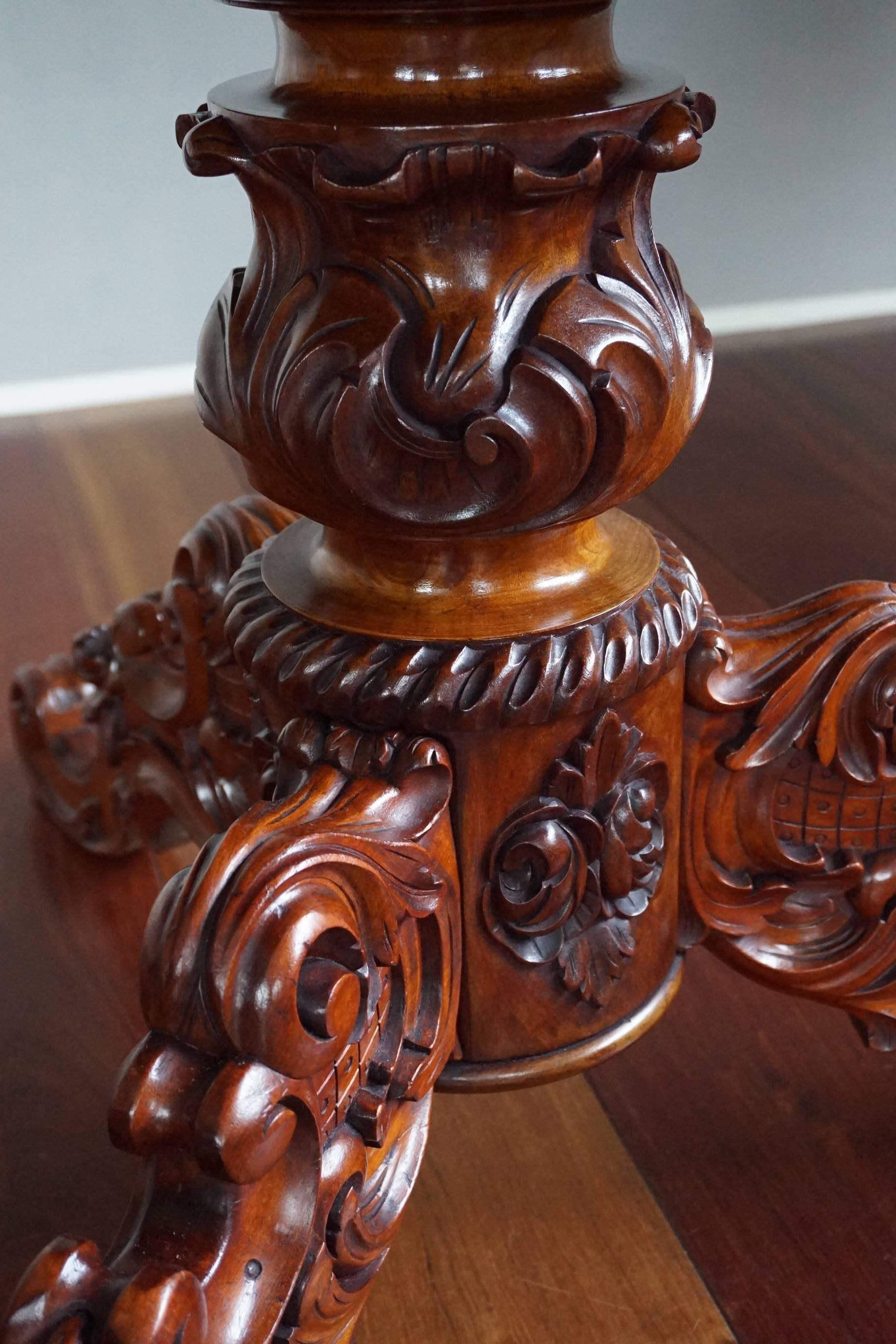 Sculpté à la main Table de salle à manger ou de salle à manger en bois de châtaignier du 19ème siècle avec base tripode sculptée à la main en vente