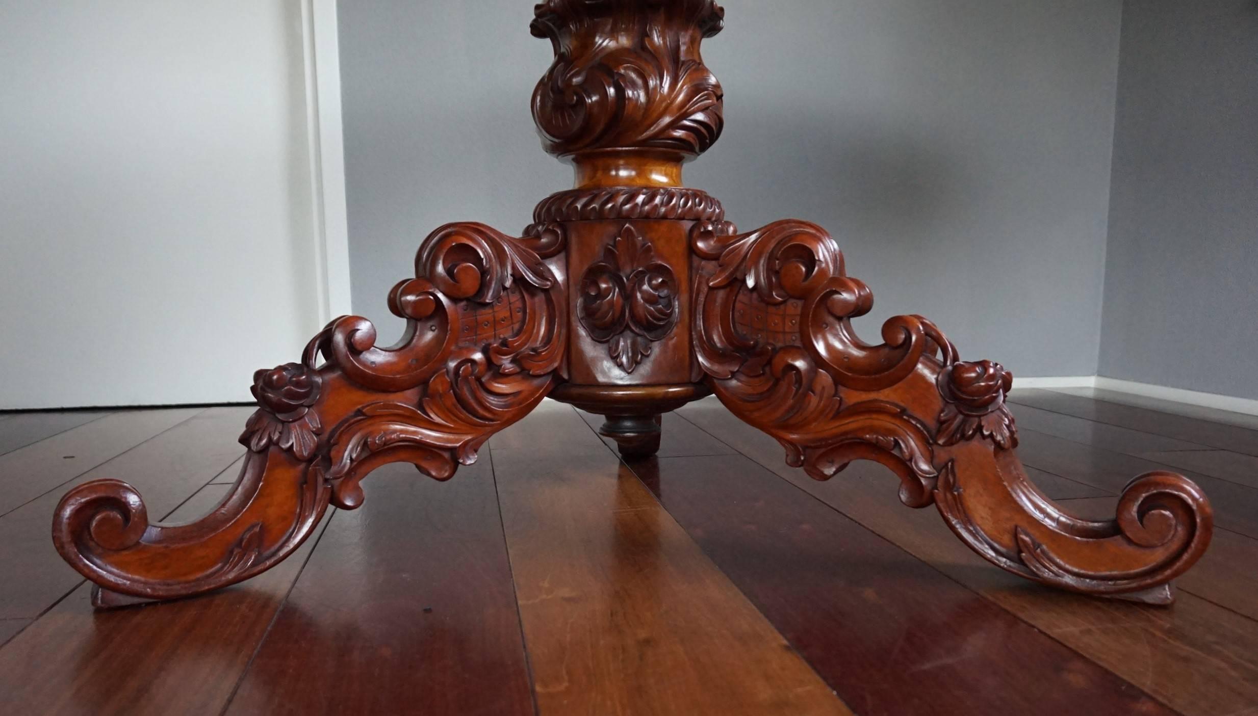 Victorien Table de salle à manger ou de salle à manger en bois de châtaignier du 19ème siècle avec base tripode sculptée à la main en vente