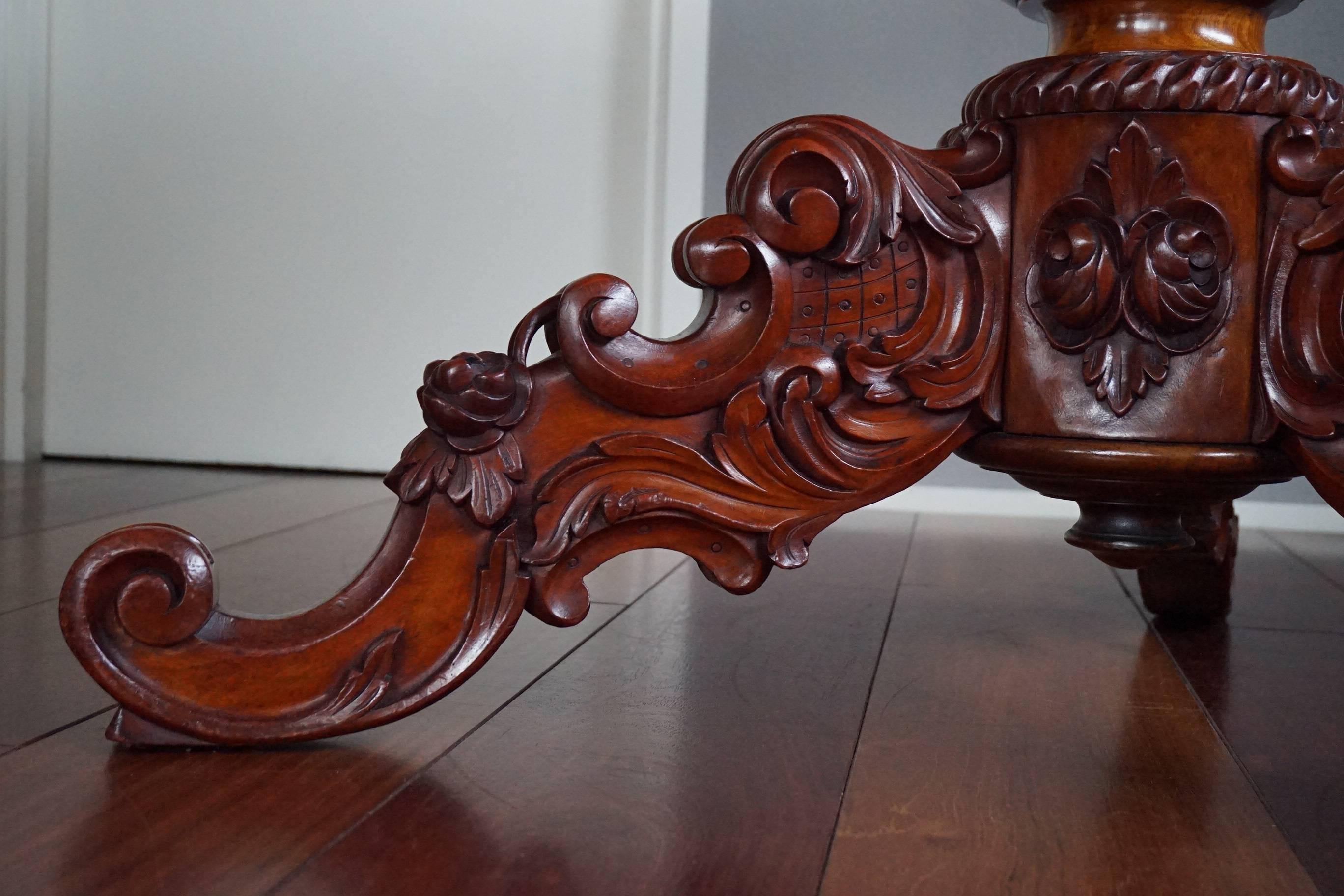 Table de salle à manger ou de salle à manger en bois de châtaignier du 19ème siècle avec base tripode sculptée à la main Bon état - En vente à Lisse, NL