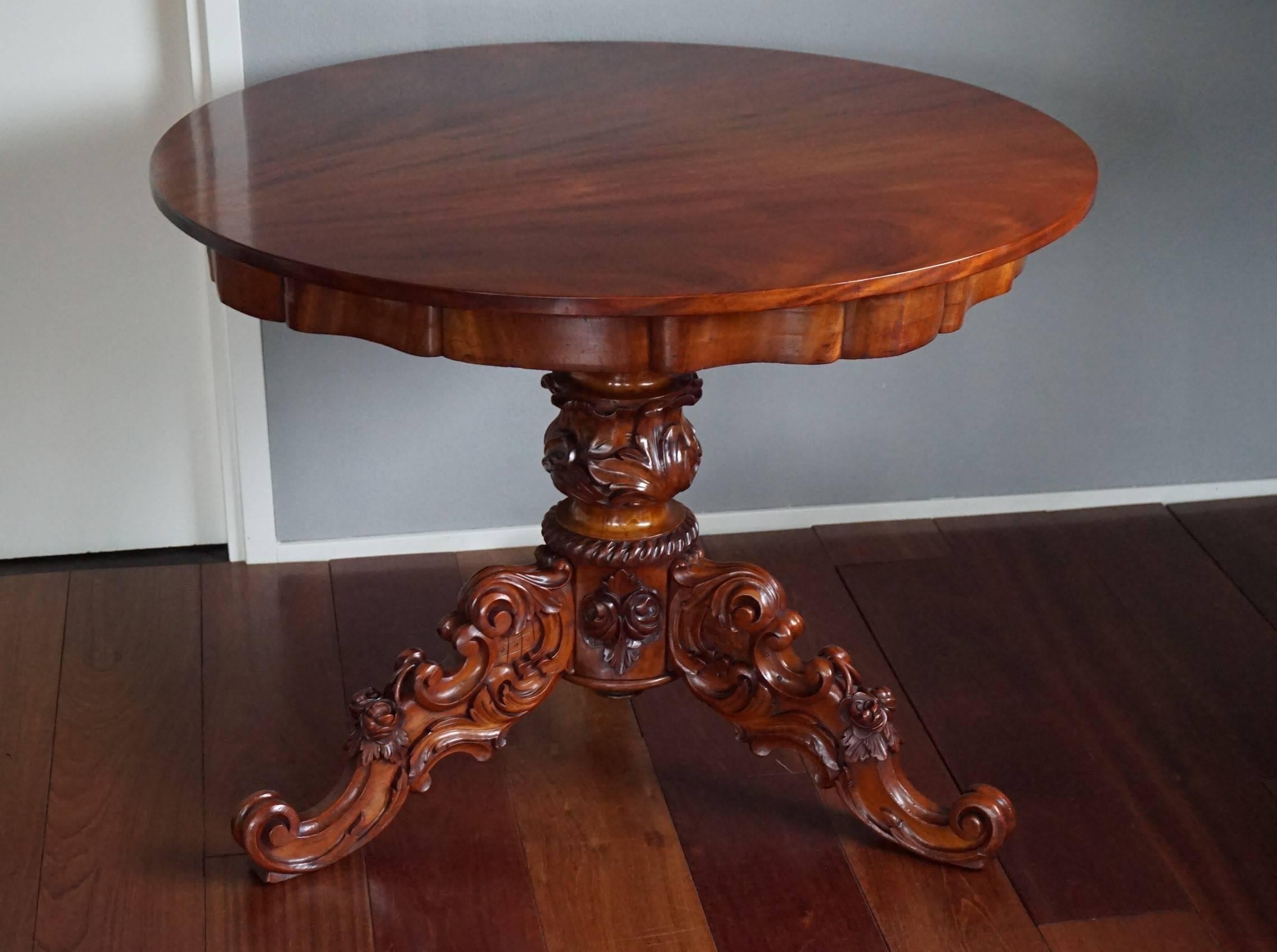 19th Century Chestnut Wooden Dining or Center Table with Hand-Carved Tripod Base For Sale 4