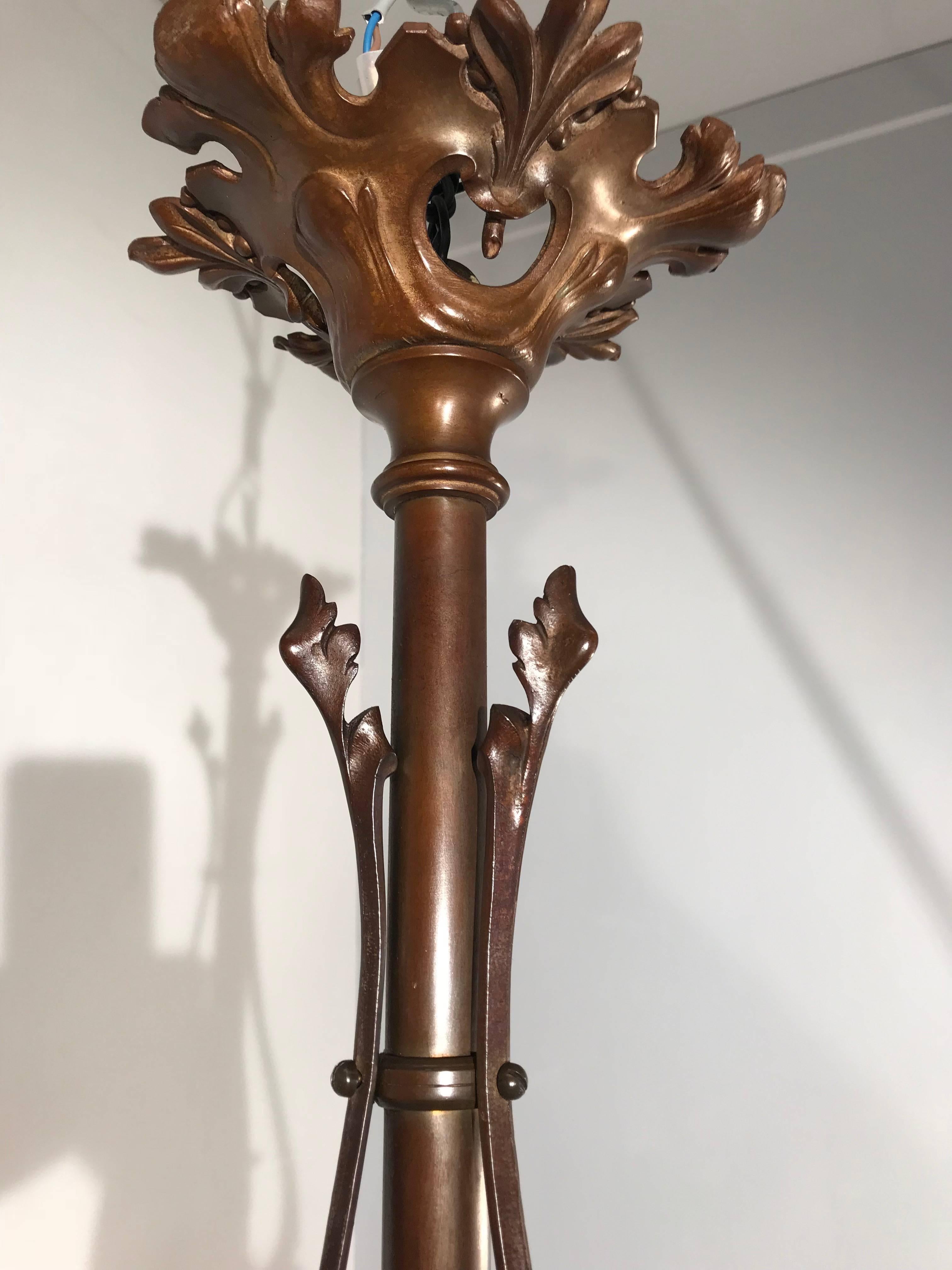 Néo-gothique Lustre néo-gothique français en bronze à quatre lumières en forme de dragon avec abat-jours en verre en vente