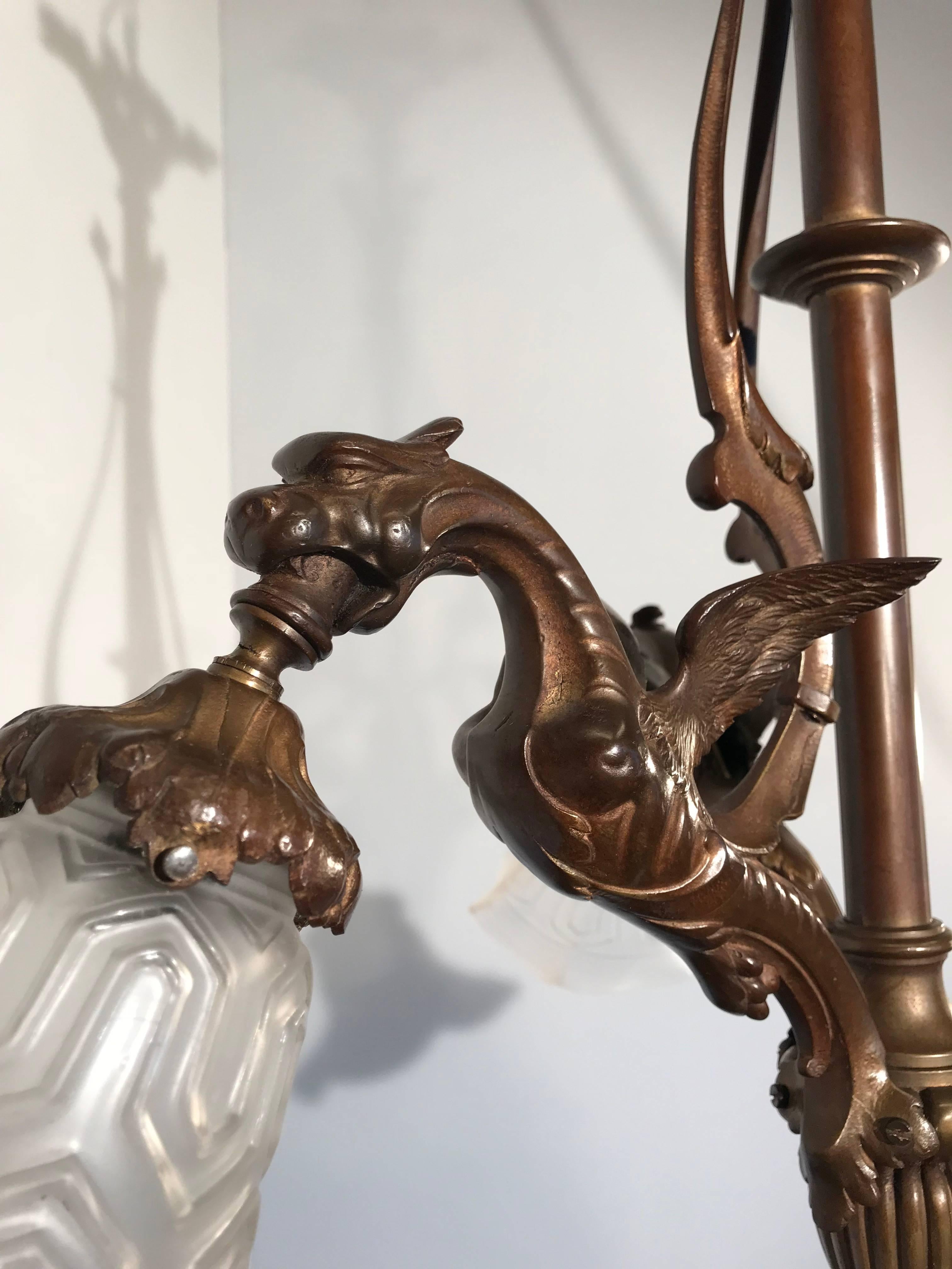 Moulage Lustre néo-gothique français en bronze à quatre lumières en forme de dragon avec abat-jours en verre en vente
