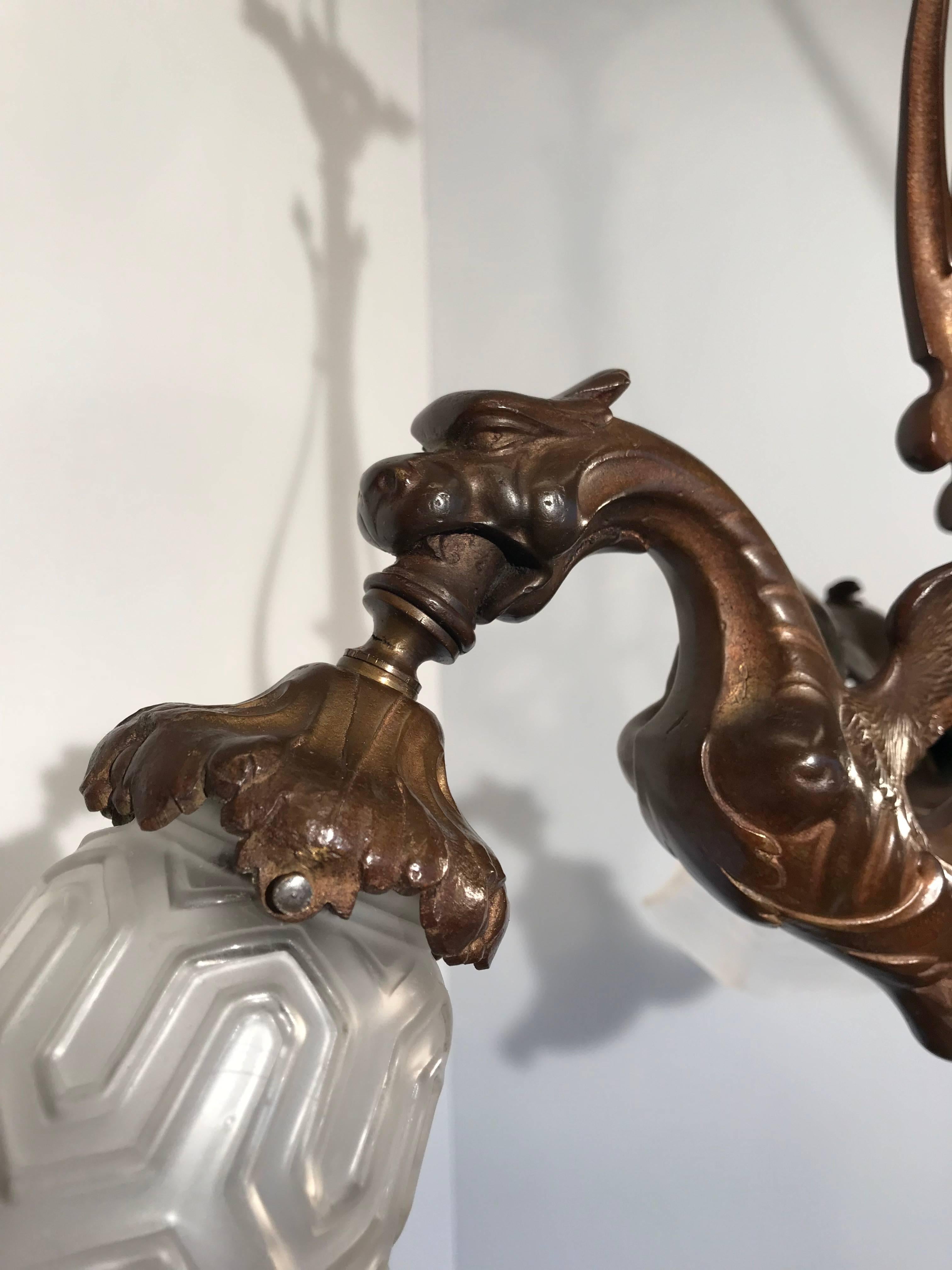 20ième siècle Lustre néo-gothique français en bronze à quatre lumières en forme de dragon avec abat-jours en verre en vente