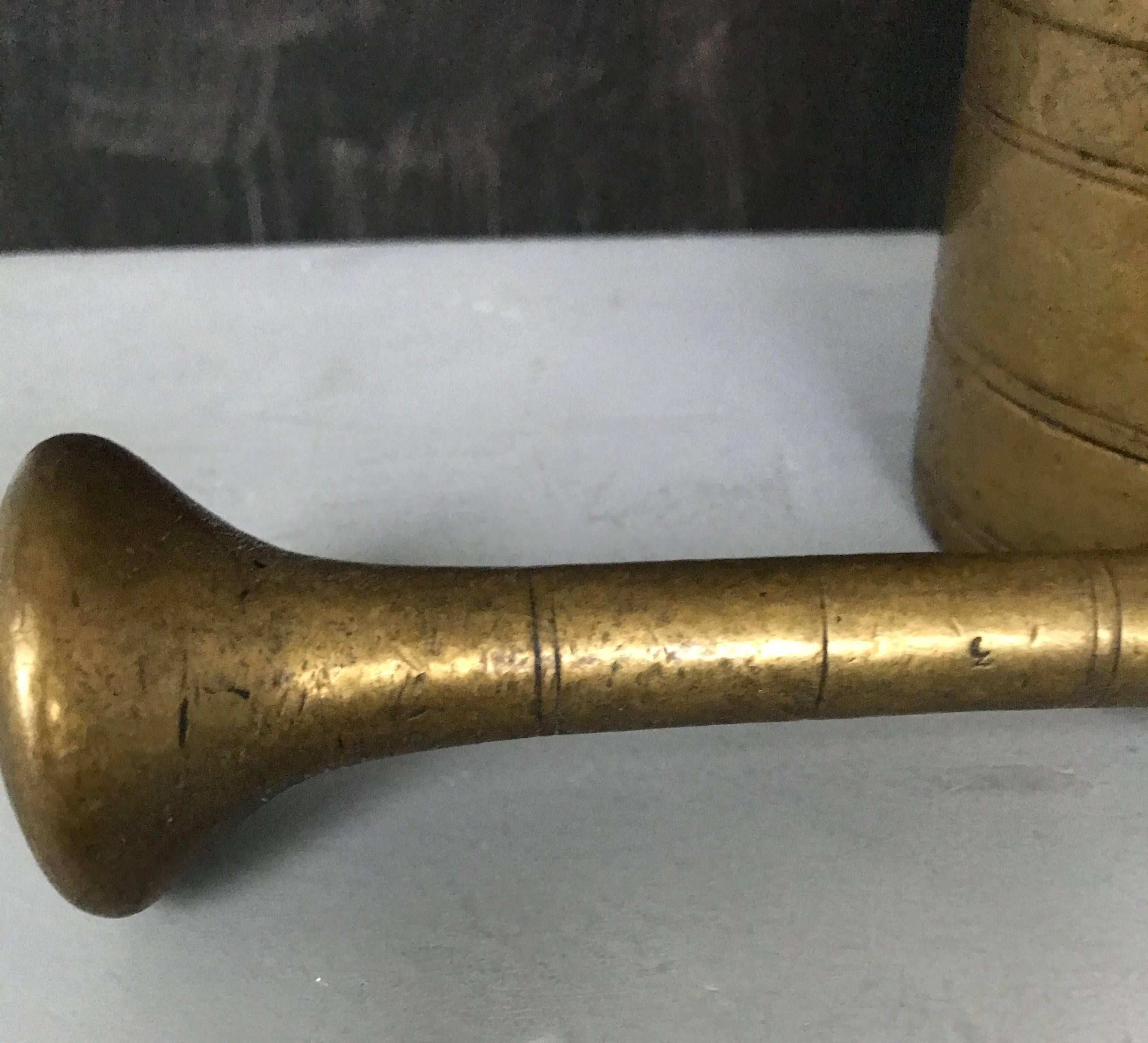 Antique Hand-Crafted Solid Bronze Mortar with Pestle and Great Original Patina In Good Condition For Sale In Lisse, NL