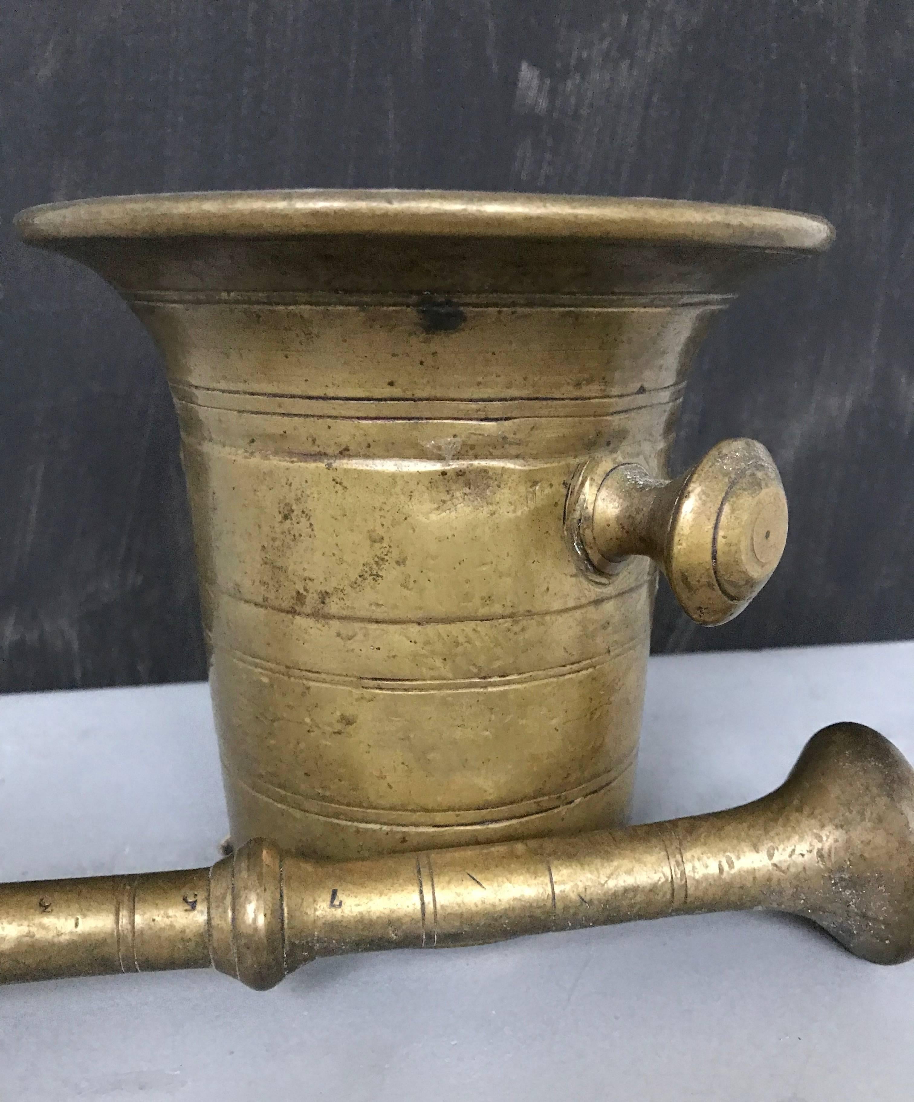 Antico mortaio in bronzo massiccio lavorato a mano con pestello e grande patina originale In condizioni buone in vendita a Lisse, NL