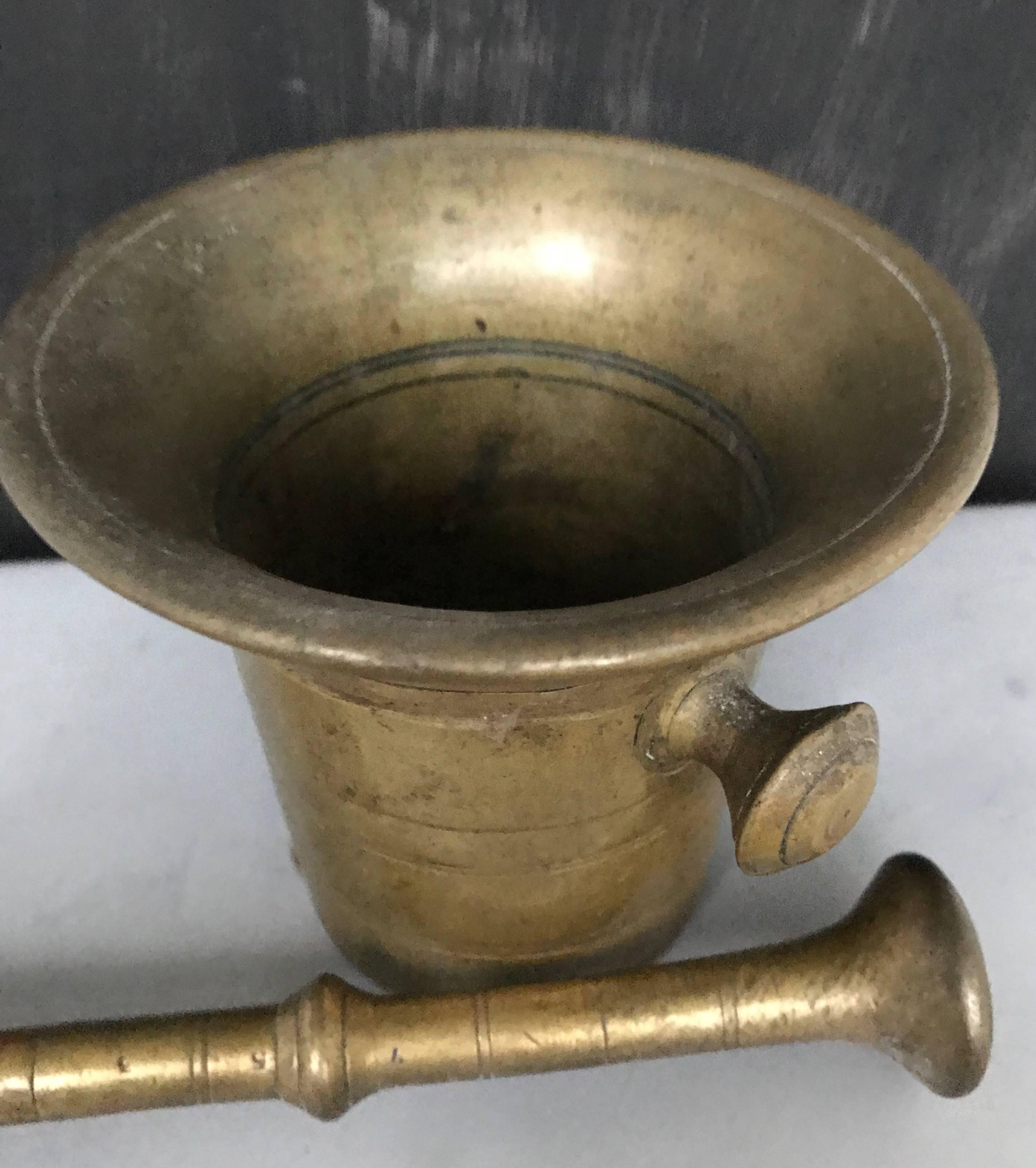 XVIII secolo Antico mortaio in bronzo massiccio lavorato a mano con pestello e grande patina originale in vendita
