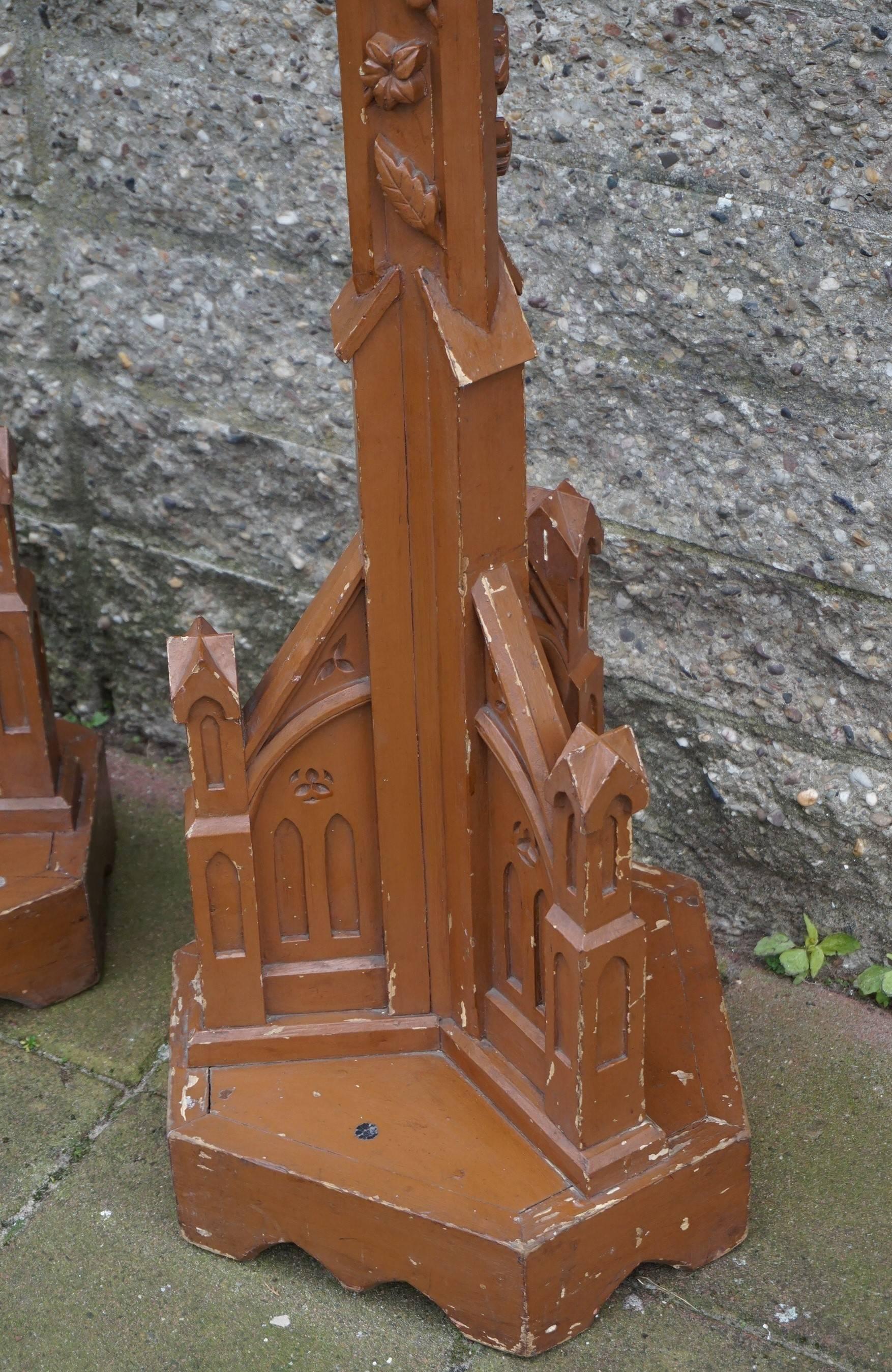 Pair of Hand Crafted and Painted Gothic Revival Church Candle Pedestals, Columns In Good Condition For Sale In Lisse, NL