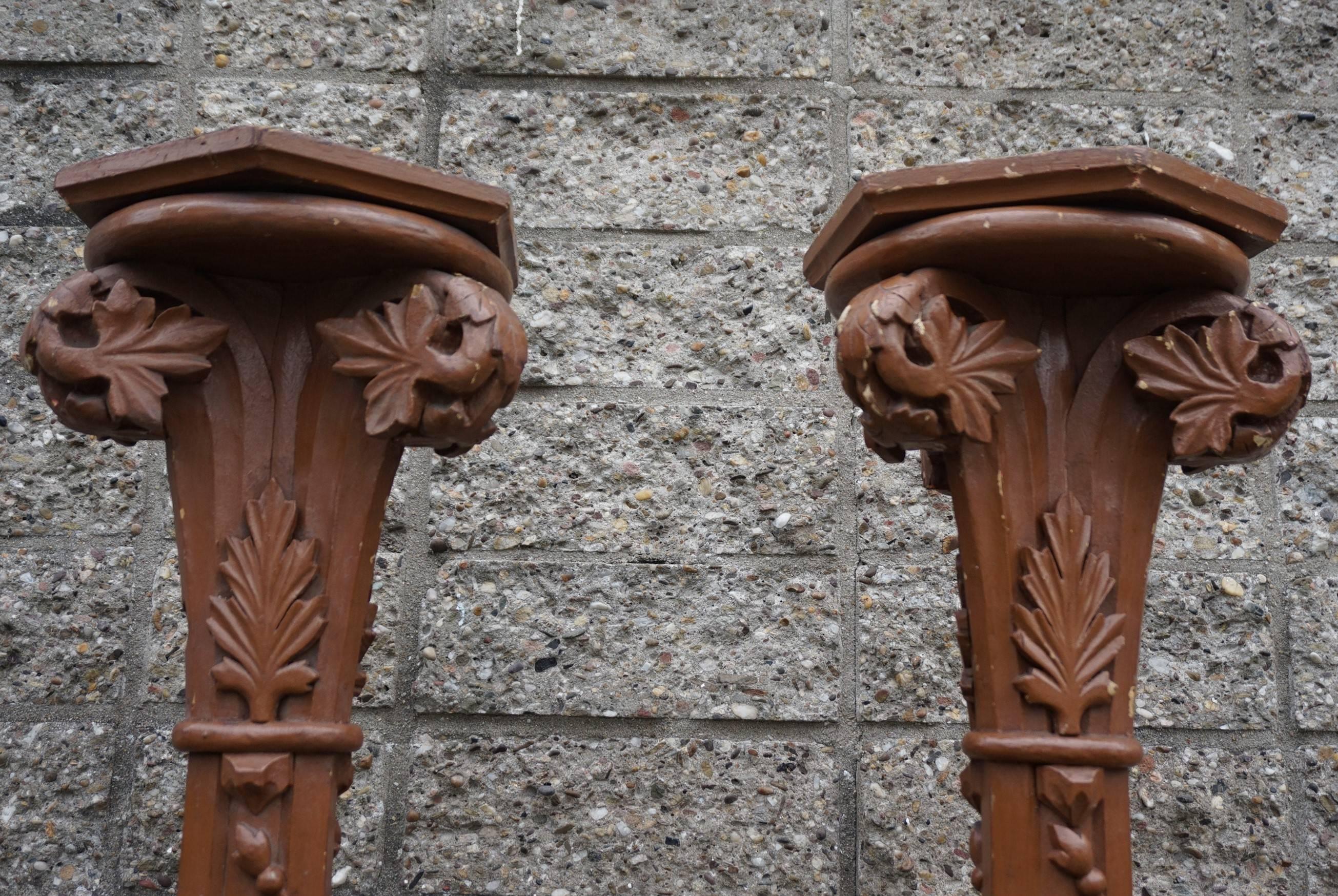 Paire de piédestaux de bougies d'église de style néo-gothique, peints et fabriqués à la main, avec colonnes Bon état - En vente à Lisse, NL