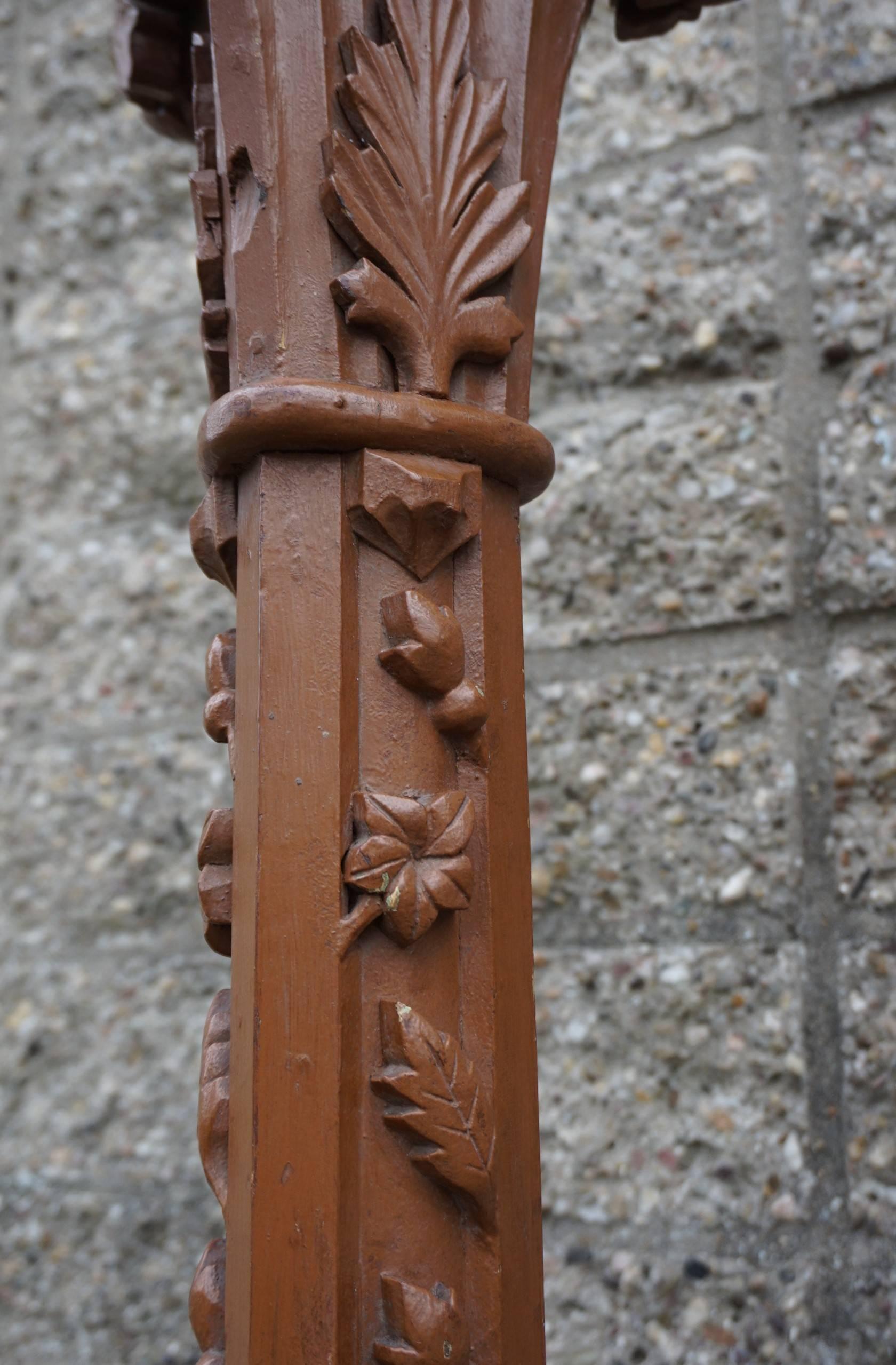 Paar handgefertigte und bemalte Kirchenleuchter auf Sockeln im gotischen Stil, Säulen (Holz) im Angebot