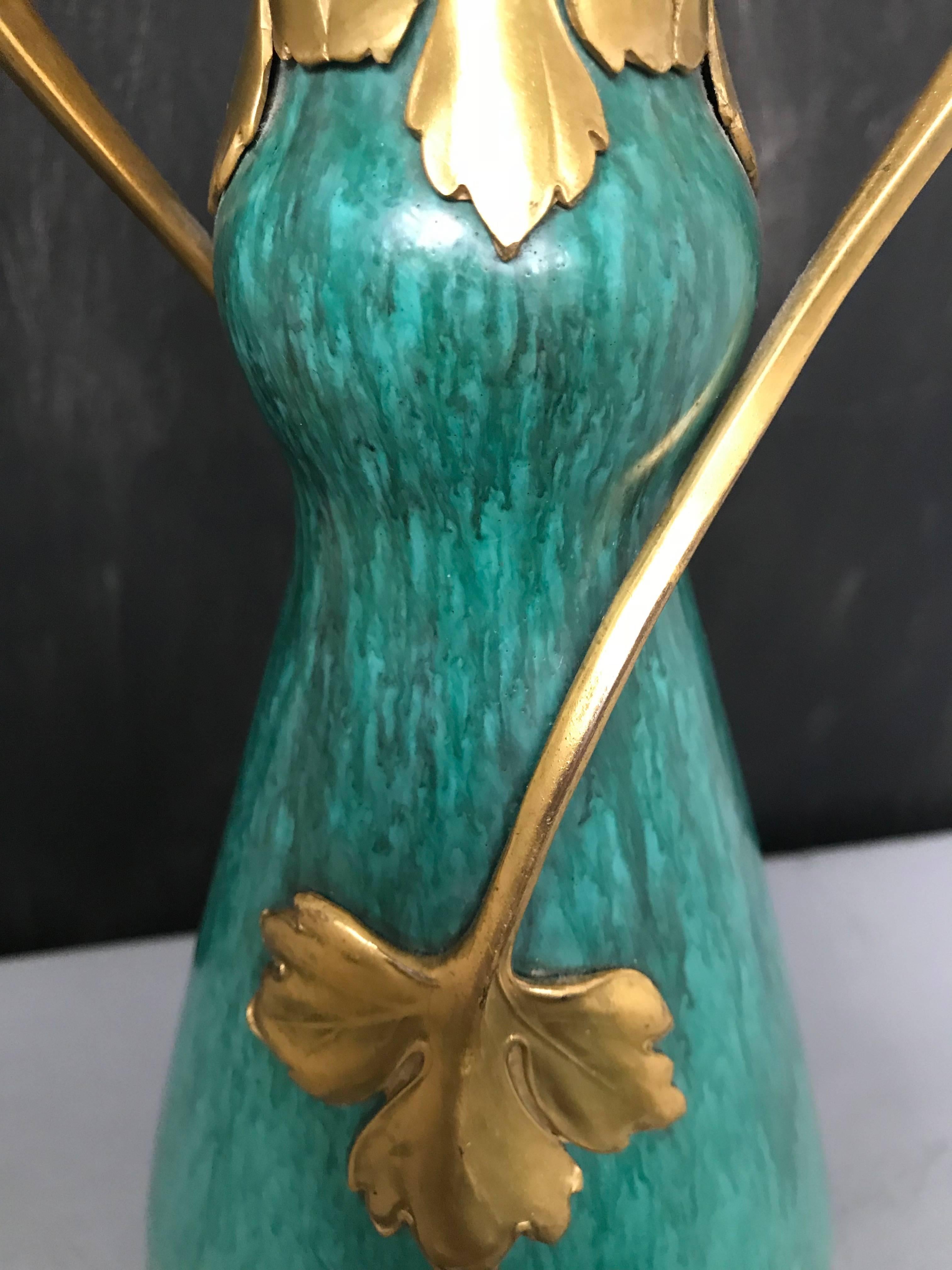 Remarquable vase Art Nouveau en céramique et bronze monté sur pied de style Victor Horta en vente 2