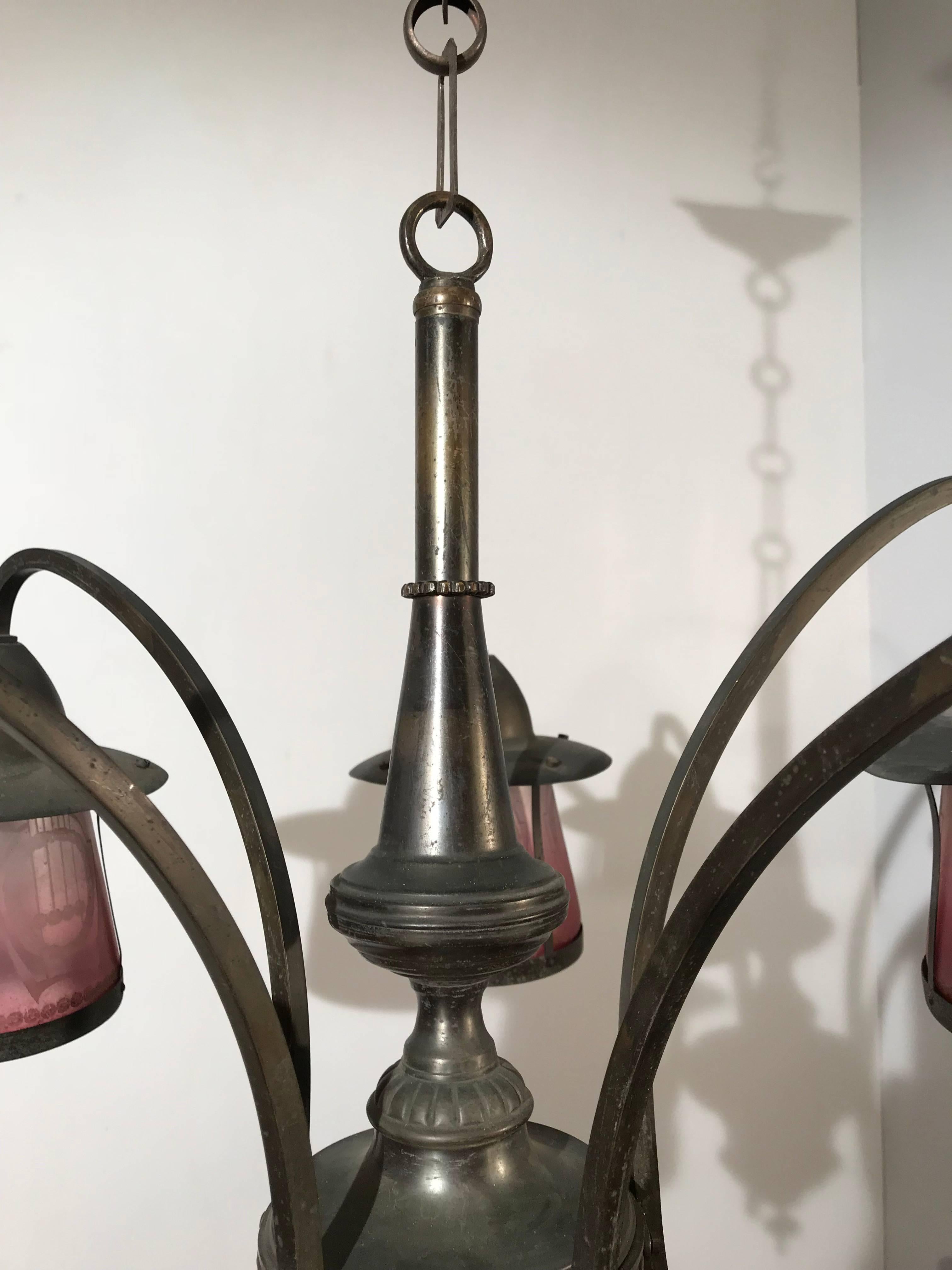 Lampe à suspension unique en laiton Arts and Crafts avec abat-jours en verre de couleur gravée à l'acide en vente 1