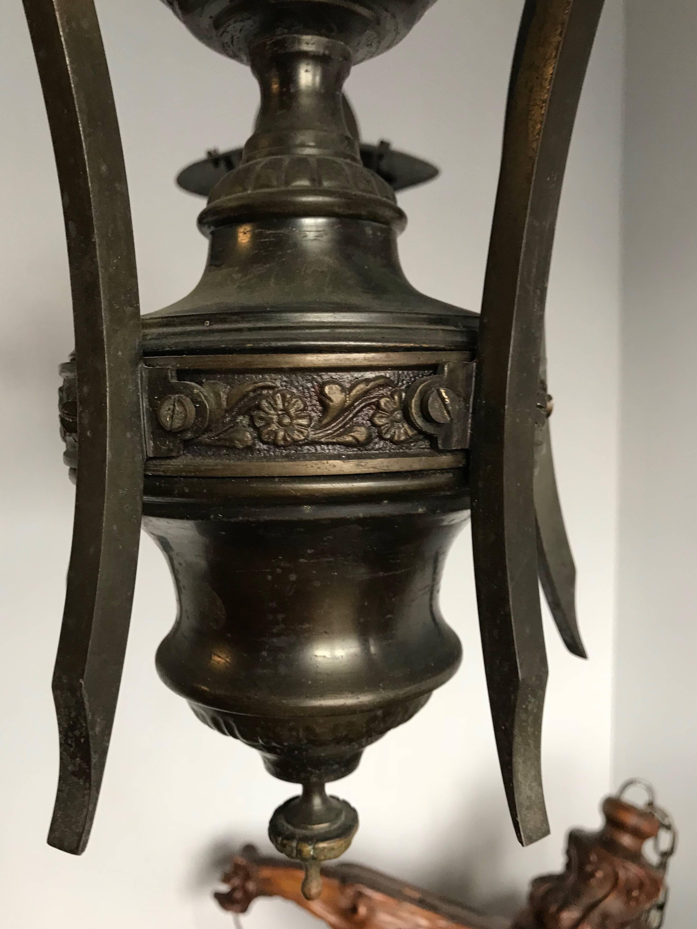20ième siècle Lampe à suspension unique en laiton Arts and Crafts avec abat-jours en verre de couleur gravée à l'acide en vente
