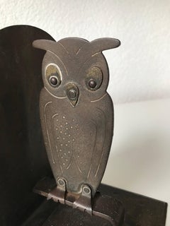 Vintage 1920s Hammered Metal Owl Buchstütze von Goberg:: Hugo Berger:: Deutschland