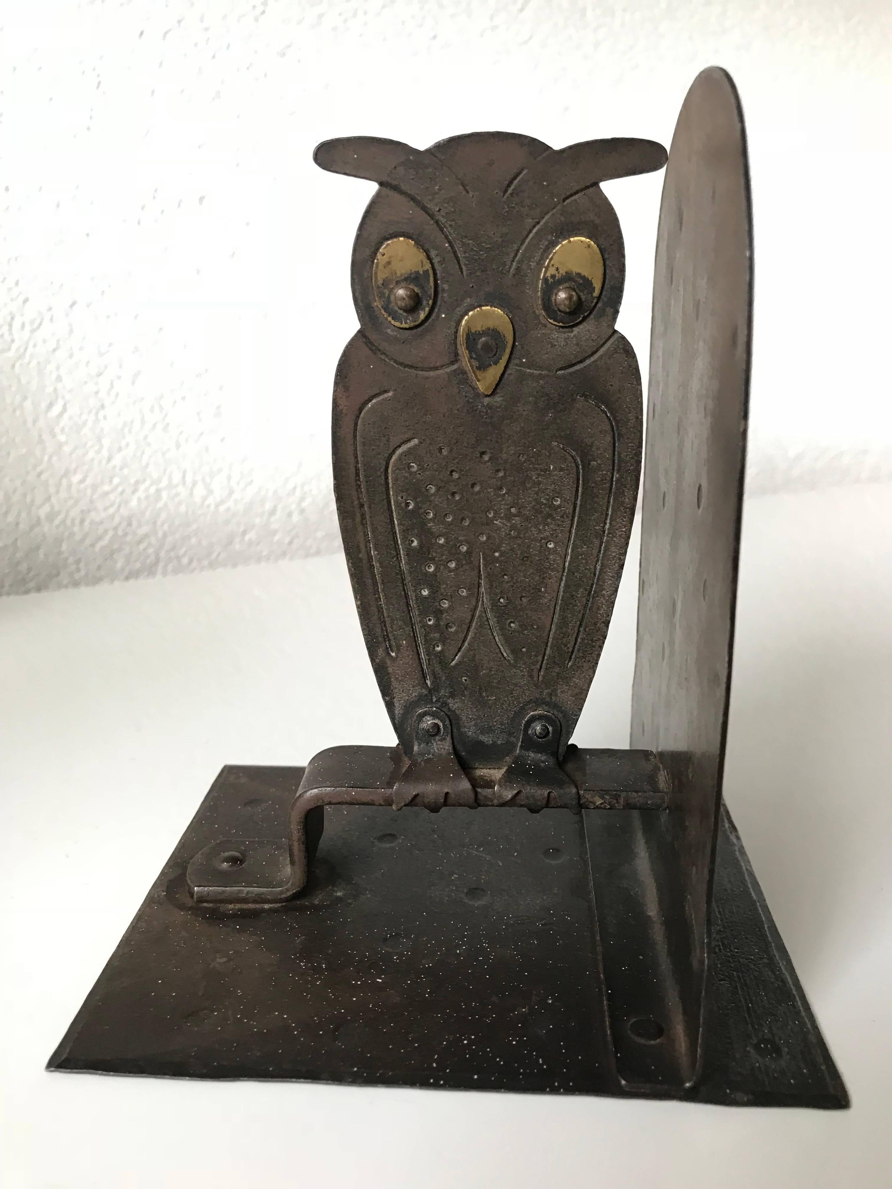 Vintage 1920s Hammered Metal Owl Bookend by Goberg, Hugo Berger, Germany In Excellent Condition In Lisse, NL