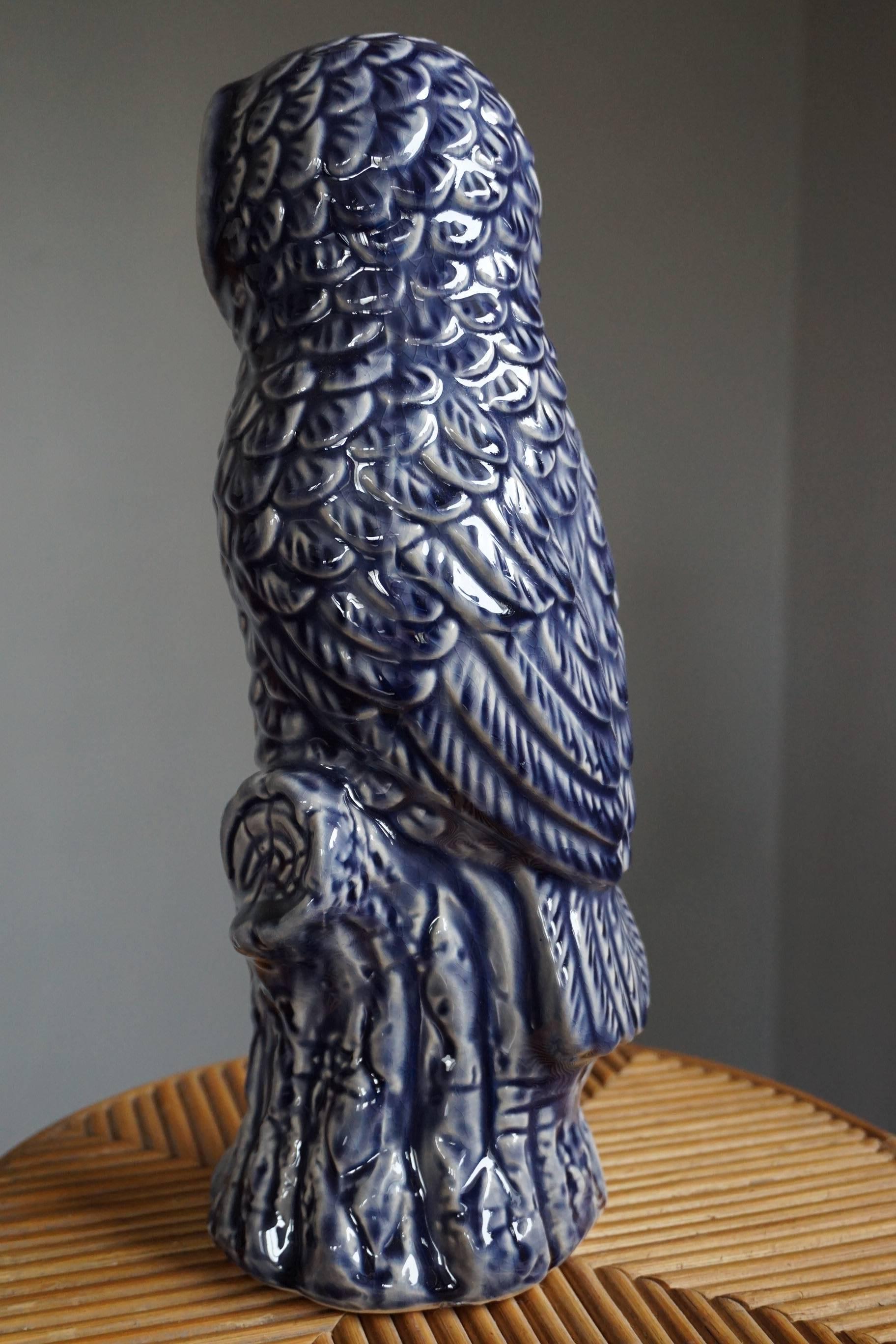 Seltene und mintfarbene lila glasierte Keramikvase-Skulptur einer Eule aus dem 20. Jahrhundert (Glasiert) im Angebot