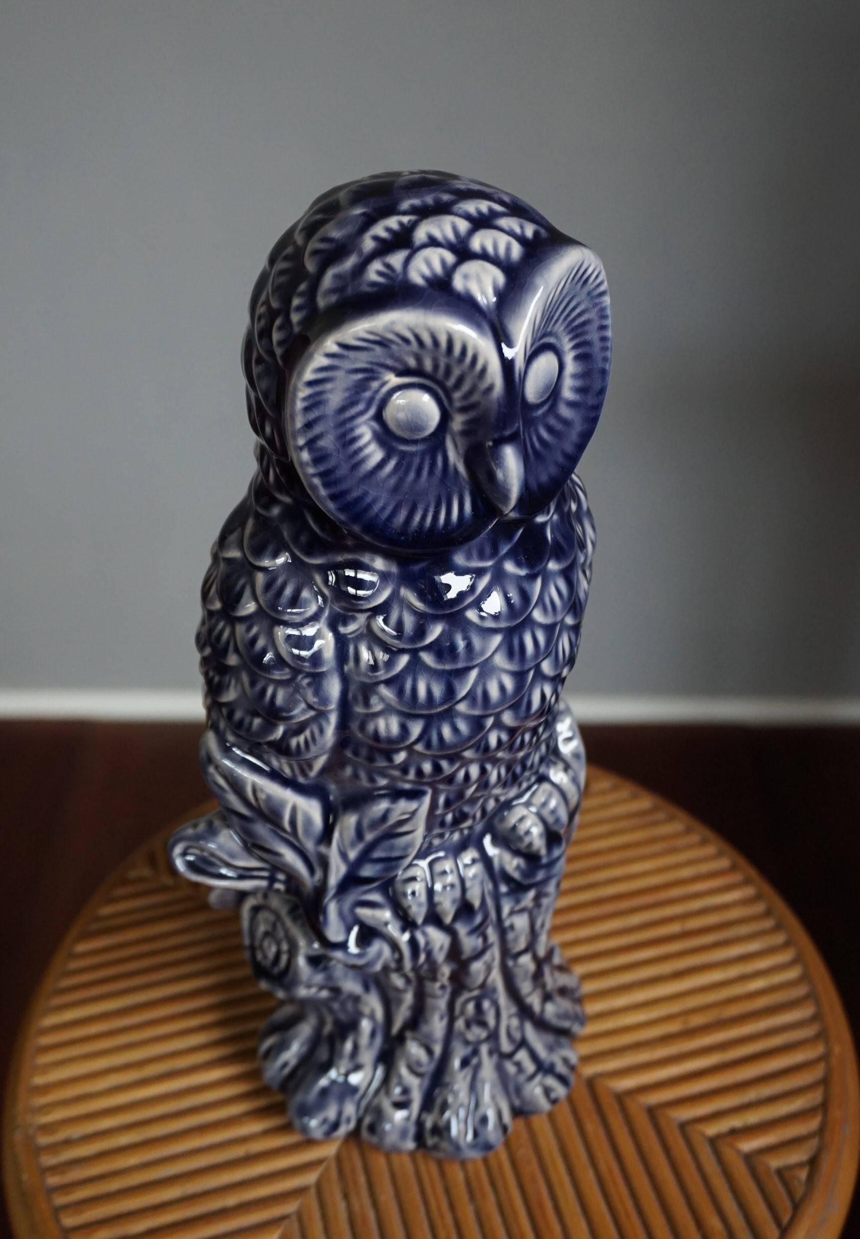 Seltene und mintfarbene lila glasierte Keramikvase-Skulptur einer Eule aus dem 20. Jahrhundert (Moderne) im Angebot