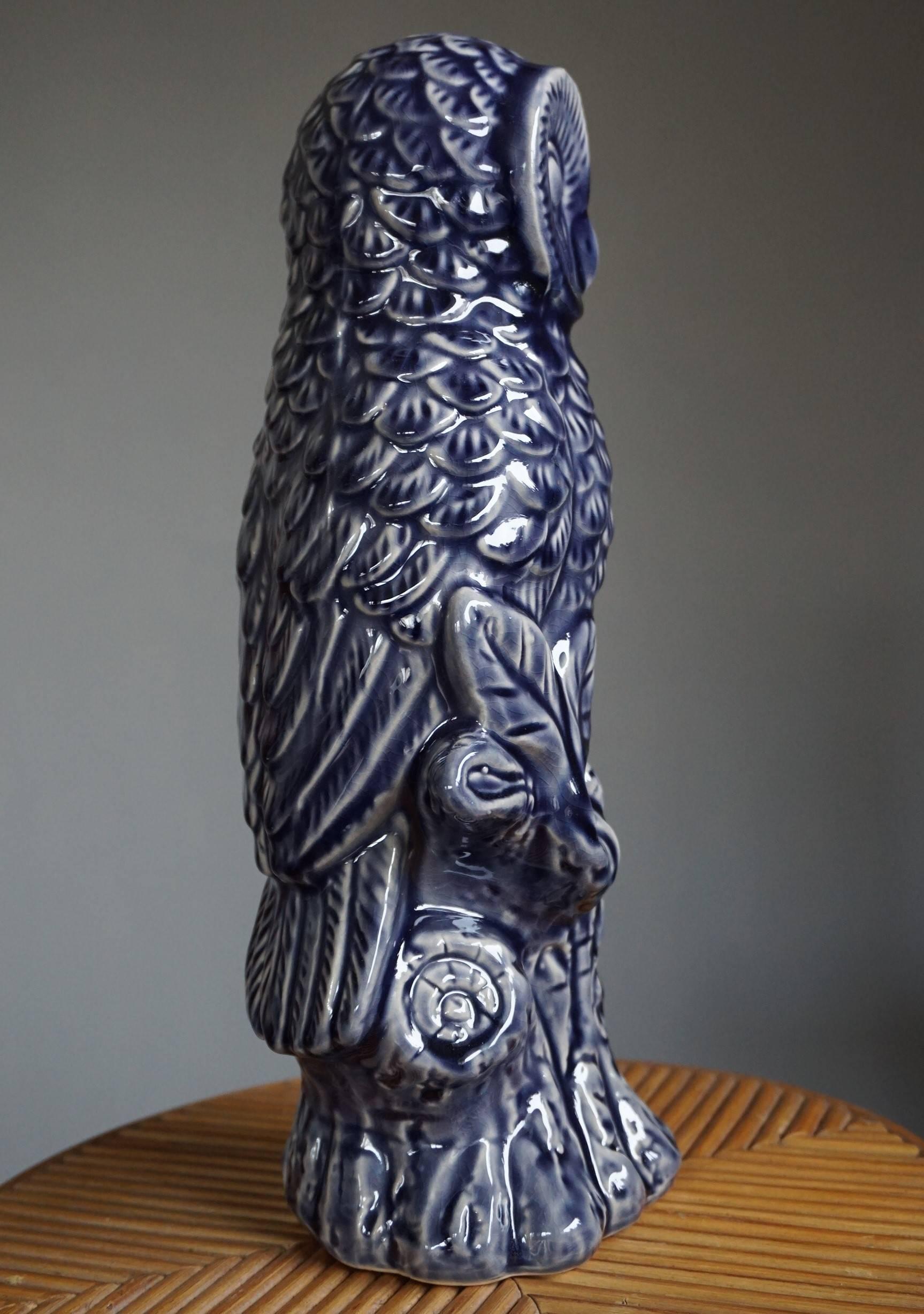 Seltene und mintfarbene lila glasierte Keramikvase-Skulptur einer Eule aus dem 20. Jahrhundert im Zustand „Hervorragend“ im Angebot in Lisse, NL